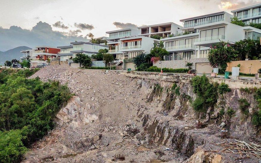 Đất đá khai thác tại KBT Anh Nguyễn - Nha Trang. Ảnh LÊ QUÂN.