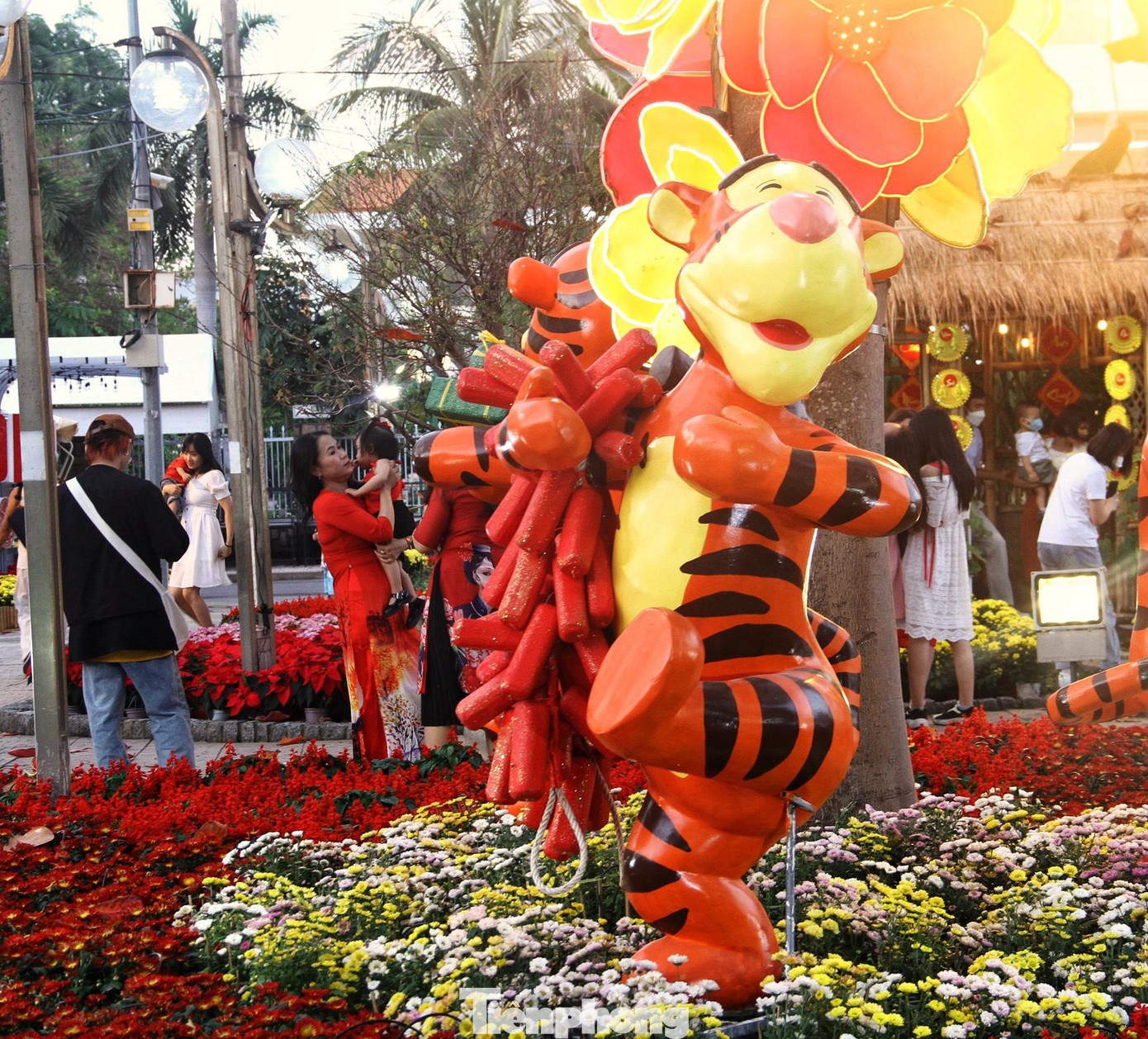 Linh vật hổ ngộ nghĩnh với bánh chưng và pháo chào đón Xuân về phố biển Nha Trang