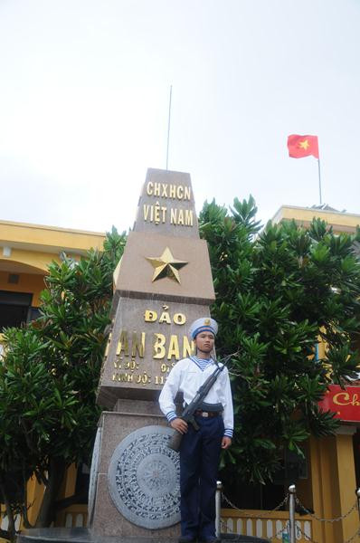 Đảo là nhà, biển cả là quê hương, bởi thế các cán bộ, chiến sĩ hải quân vẫn ngày đêm canh giữ, bảo vệ chủ quyền thiêng liêng của tổ quốc