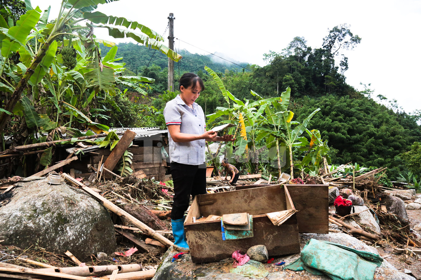 Chị Dương (con gái thứ hai của nạn nhân Triệu Thị Đặng lấy chồng ở xã Đồng Phúc, huyện Ba Bể - nơi cũng chứng kiến trận lũ lịch sử với nhiều thiệt hại) về nhà bố mẹ đẻ sau khi hay tin cả gia đình bị lũ cuốn.