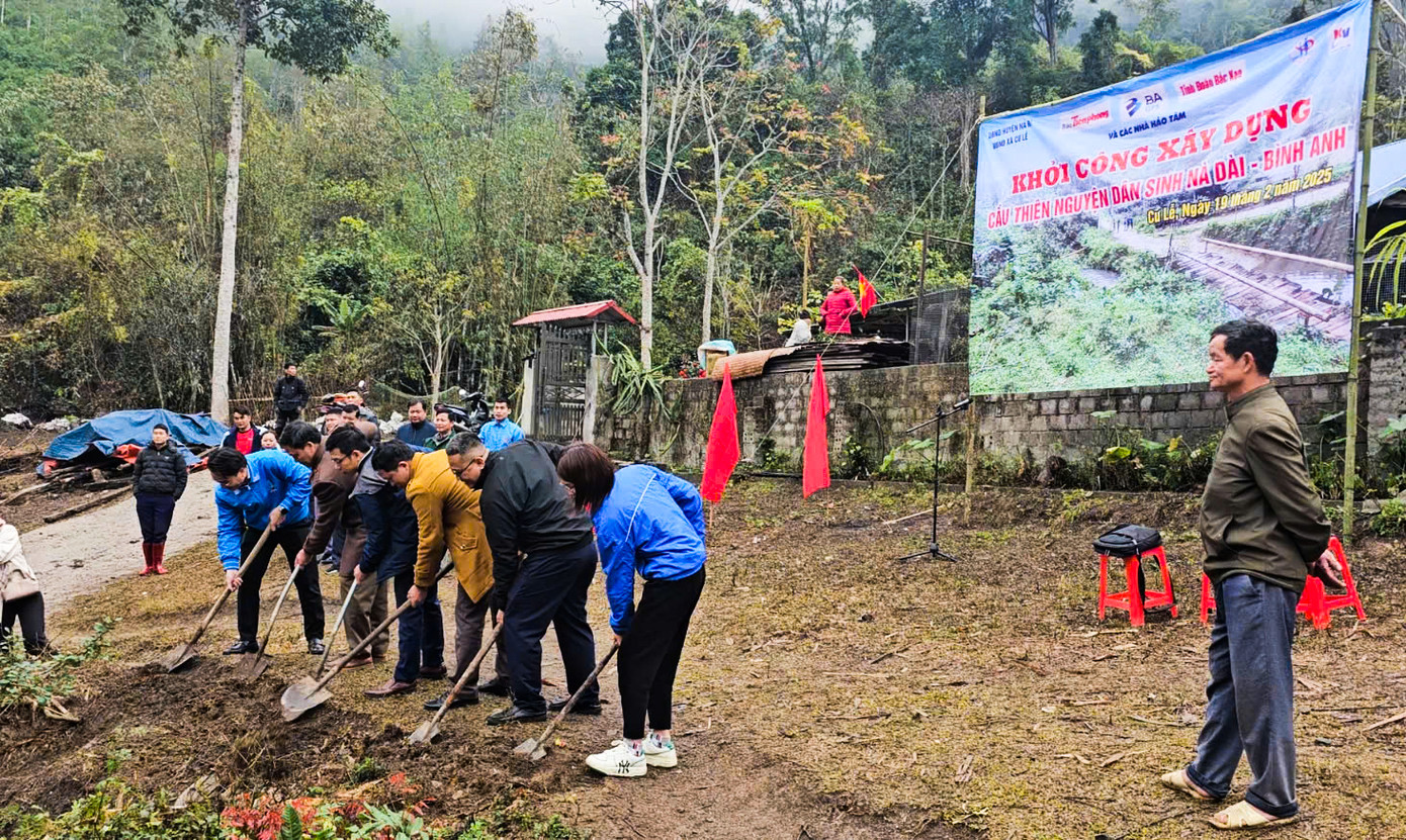 Các đại biểu thực hiện nghi thức động thổ xây dựng cầu dân sinh thôn Na Dài. Ảnh: Hân Nguyễn.