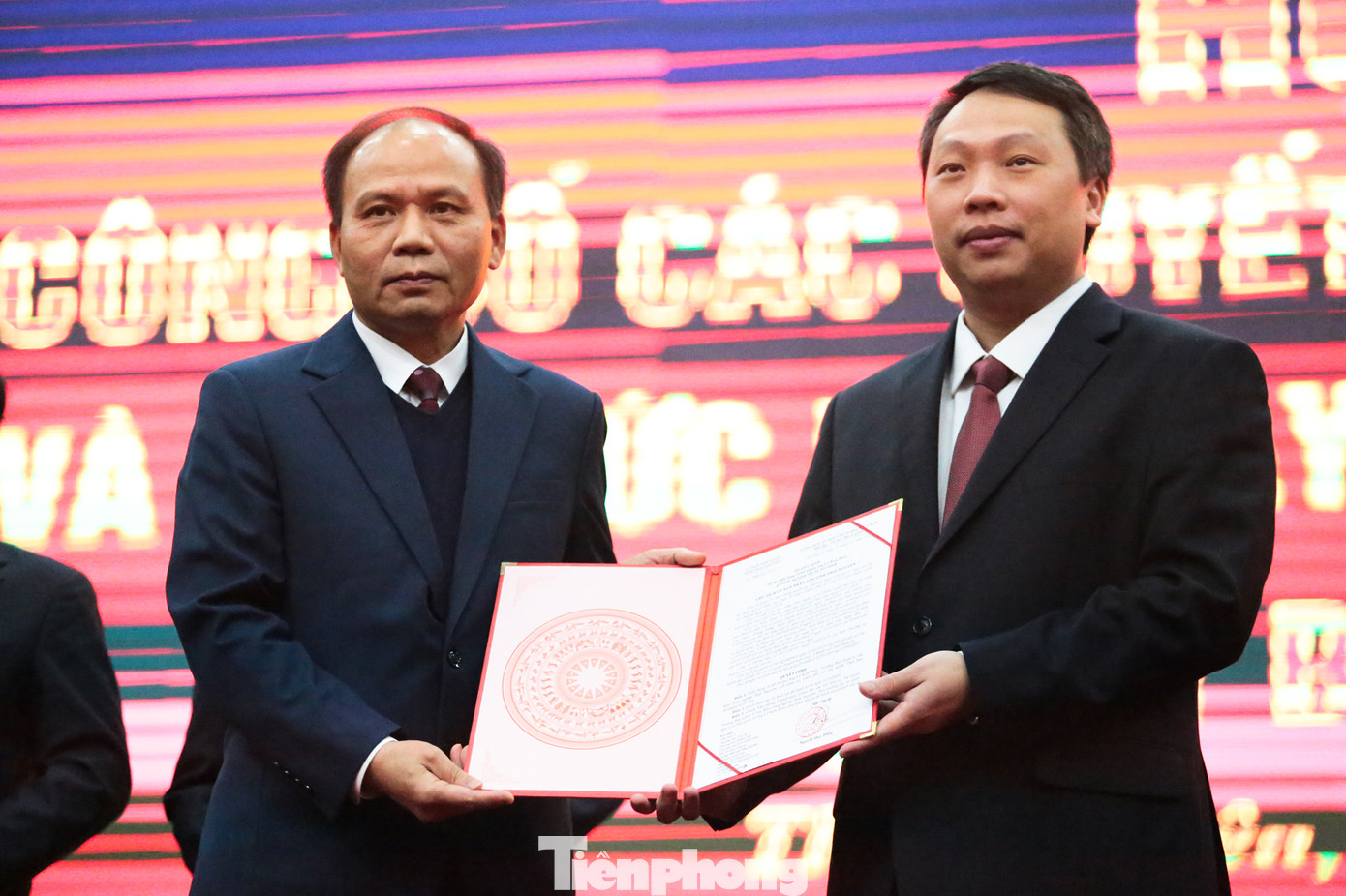 Ông Lê Kim Phúc (trái) nhận quyết định. Ảnh: Hân Nguyễn. Ông Lê Kim Phúc (trái) nhận quyết định. Ảnh: Hân Nguyễn.