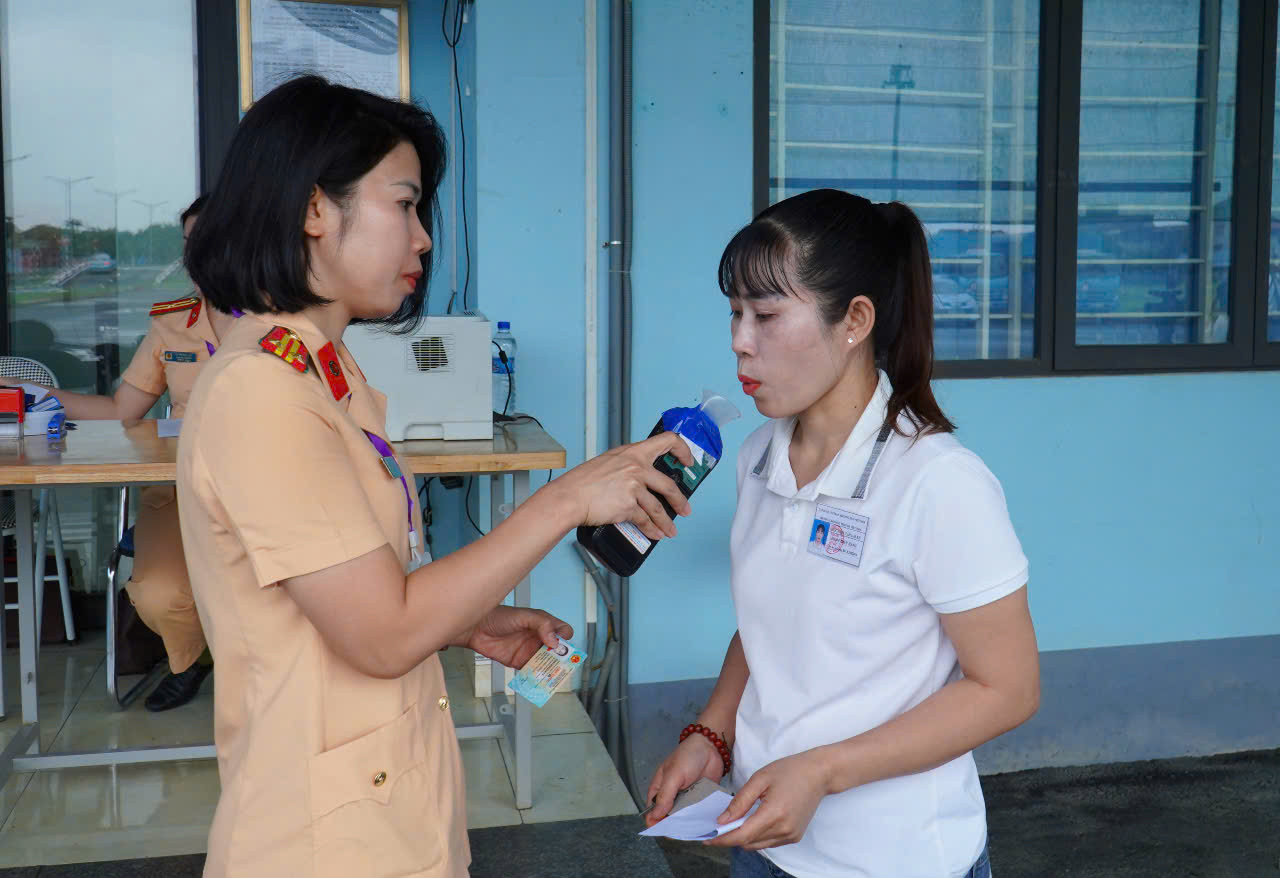 Tất cả thí sinh đều được kiểm tra nồng độ cồn trước phần thi chạy xe trong sa hình và lái xe trên đường. Tất cả thí sinh đều được kiểm tra nồng độ cồn trước phần thi chạy xe trong sa hình và lái xe trên đường.