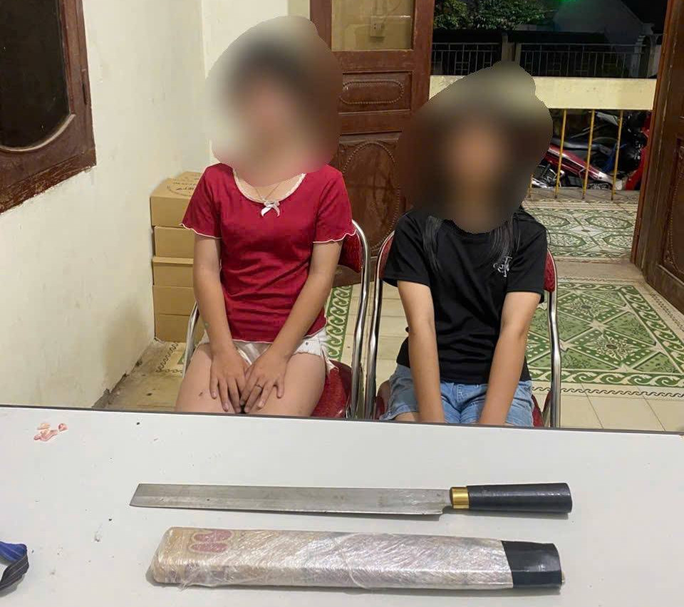 Hai nữ sinh tại cơ quan công an.