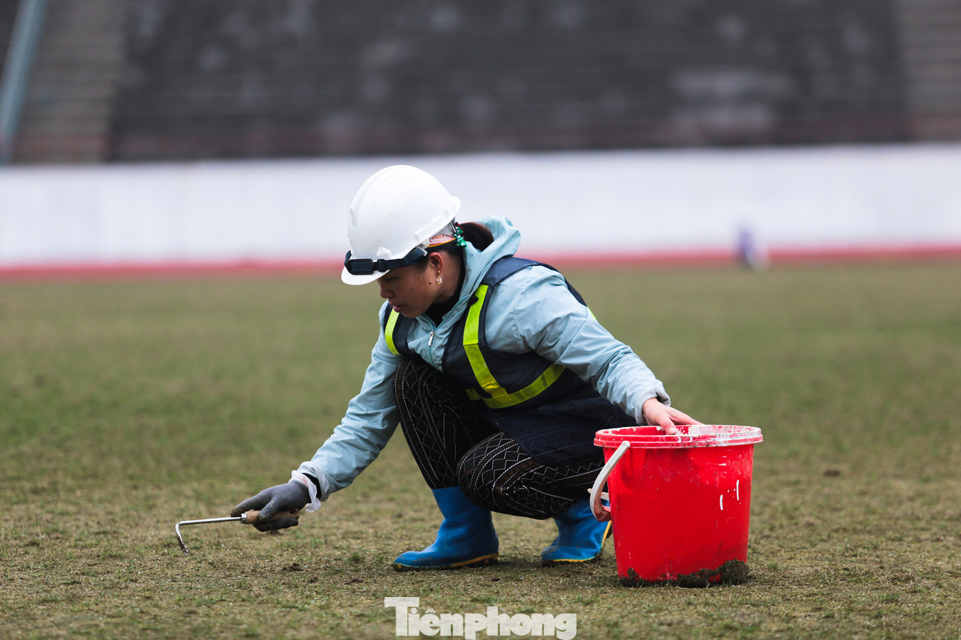 Theo nhà thầu phụ thi công hạng mục trồng cỏ, lắp đặt đường piste, loại cỏ được sử dụng phát triển tốt trong điều kiện thời tiết nắng ráo. Với thời tiết nồm ẩm những ngày qua, cỏ sinh trưởng chậm. Khi cỏ tốt, đơn vị sẽ tiến hành cắt, tạo hình.