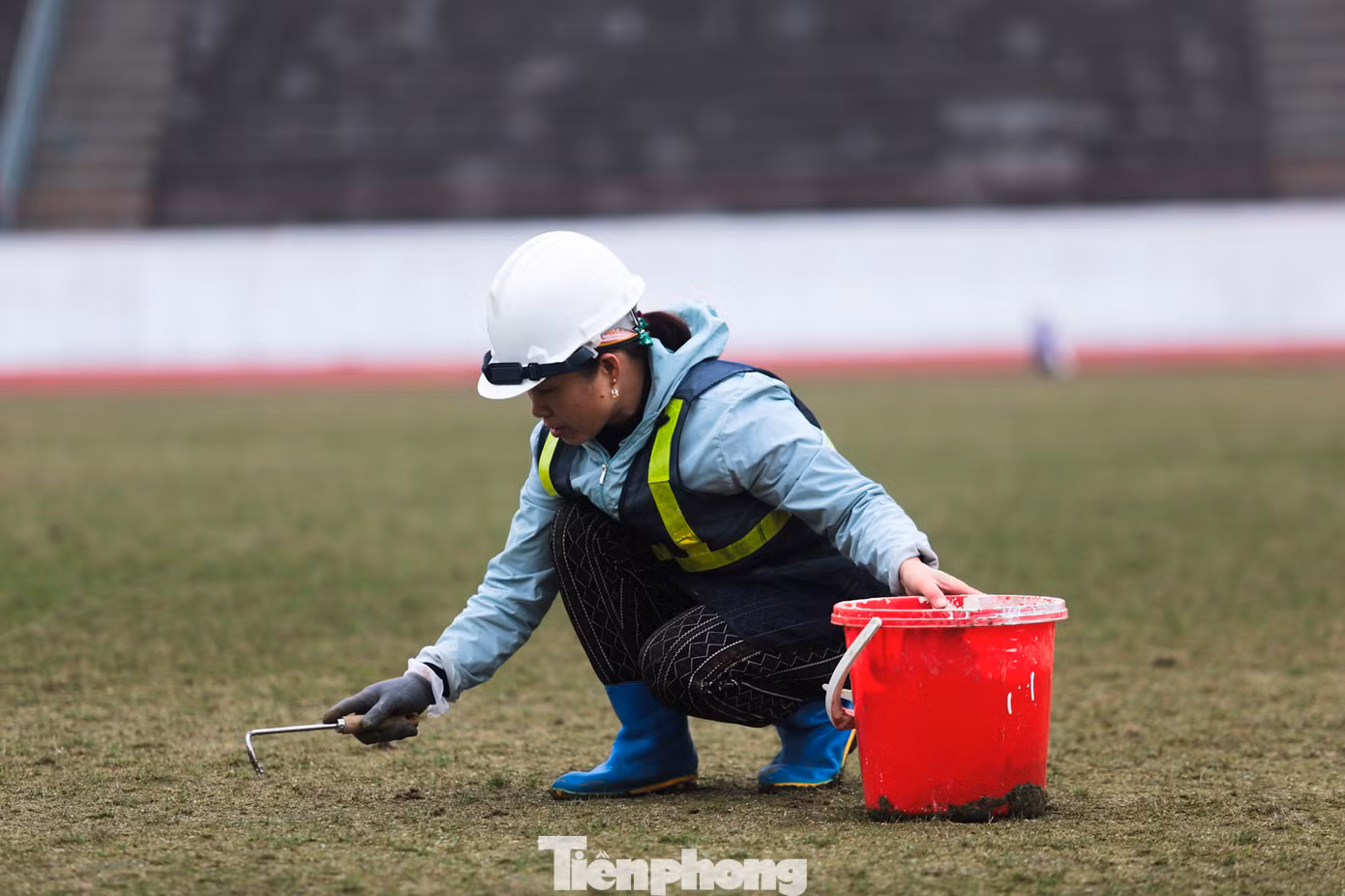 Theo nhà thầu phụ thi công hạng mục trồng cỏ, lắp đặt đường piste, loại cỏ được sử dụng phát triển tốt trong điều kiện thời tiết nắng ráo. Với thời tiết nồm ẩm những ngày qua, cỏ sinh trưởng chậm. Khi cỏ tốt, đơn vị sẽ tiến hành cắt, tạo hình.