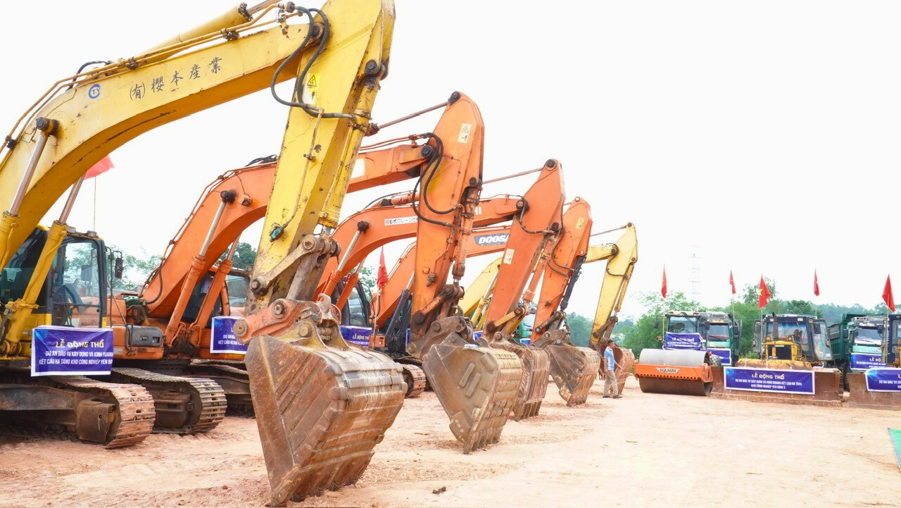 Máy móc, phương tiện chuẩn bị động thổ Dự án đầu tư xây dựng và kinh doanh kết cấu hạ tầng Khu công nghiệp Yên Bình 3. Ảnh: TNGOP. Máy móc, phương tiện chuẩn bị động thổ Dự án đầu tư xây dựng và kinh doanh kết cấu hạ tầng Khu công nghiệp Yên Bình 3. Ảnh: TNGOP.