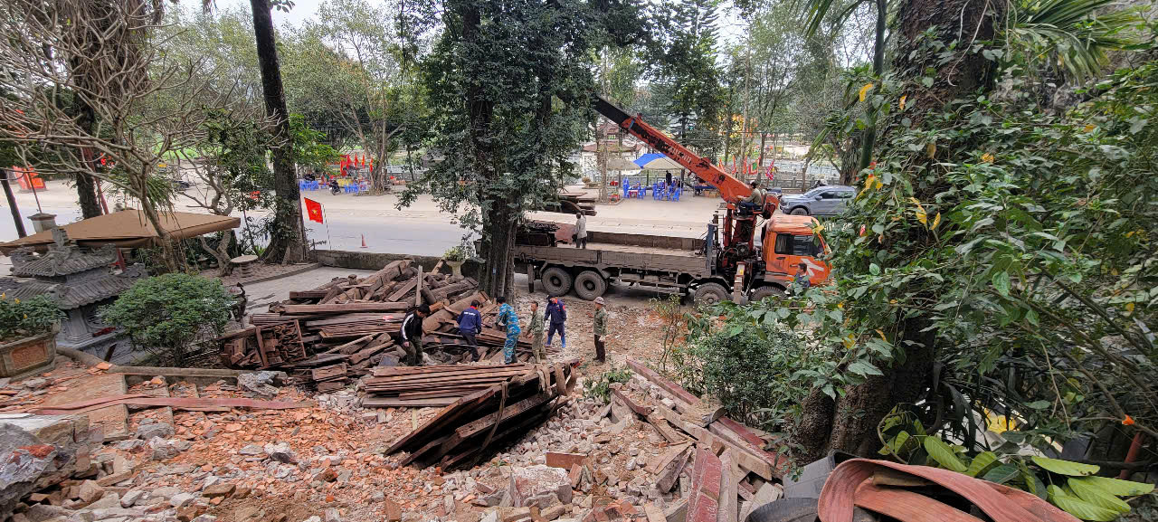 Một số hạng mục công trình xuống cấp được phá dỡ, tiến hành tu bổ, tôn tạo.