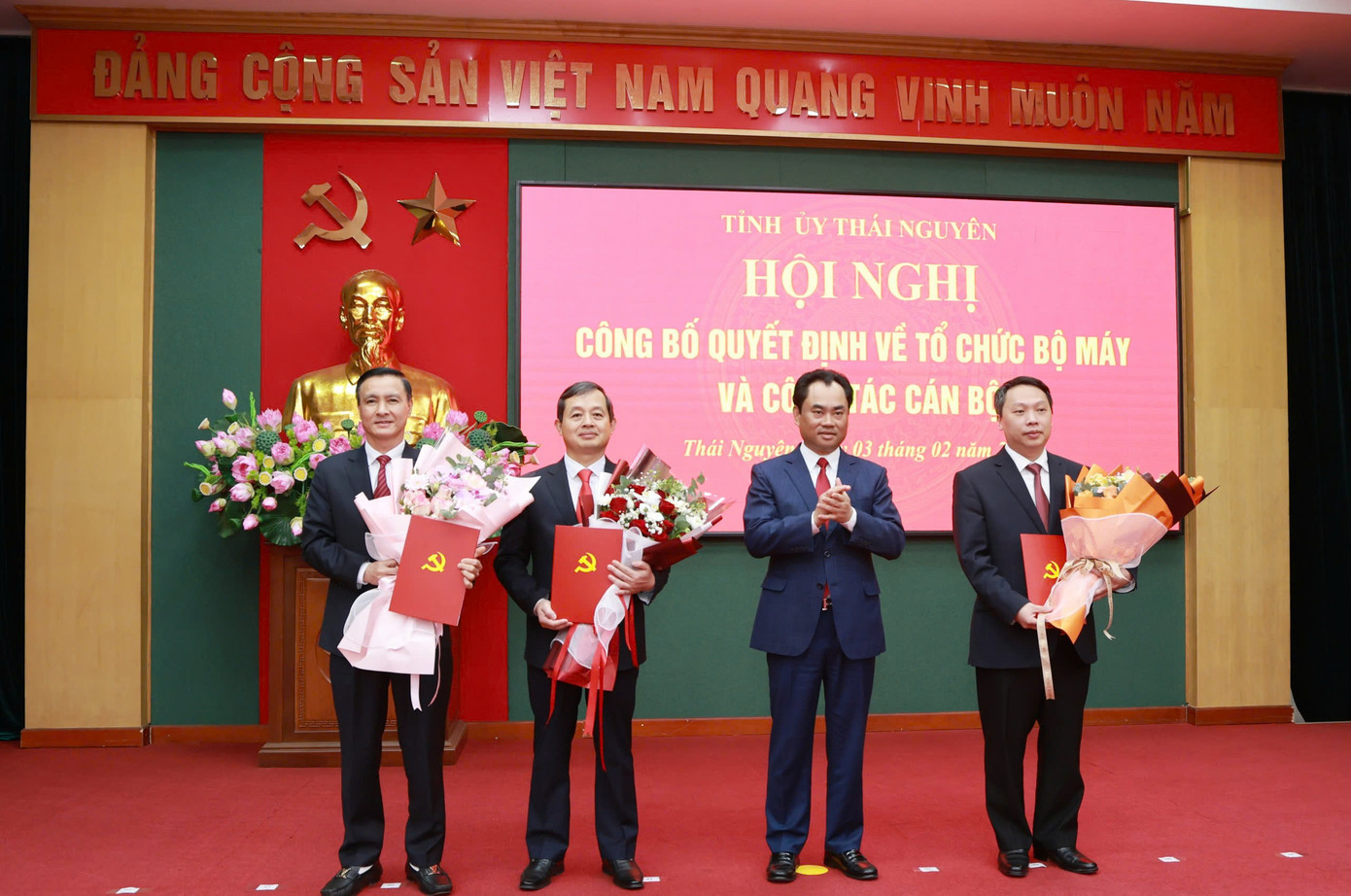 Bí thư Tỉnh ủy Thái Nguyên Trịnh Việt Hùng trao hoa và quyết định cho các ông Nguyễn Huy Dũng (ngoài cùng bên phải), ông Vũ Duy Hoàng (ngoài cùng bên trái) và ông Phạm Hoàng Sơn (thứ hai từ bên trái). Bí thư Tỉnh ủy Thái Nguyên Trịnh Việt Hùng trao hoa và quyết định cho các ông Nguyễn Huy Dũng (ngoài cùng bên phải), ông Vũ Duy Hoàng (ngoài cùng bên trái) và ông Phạm Hoàng Sơn (thứ hai từ bên trái).