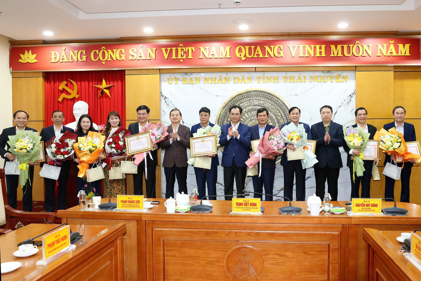 Tặng hoa và bằng khen cho các cán bộ nghỉ hưu trước tuổi. Tặng hoa và bằng khen cho các cán bộ nghỉ hưu trước tuổi.