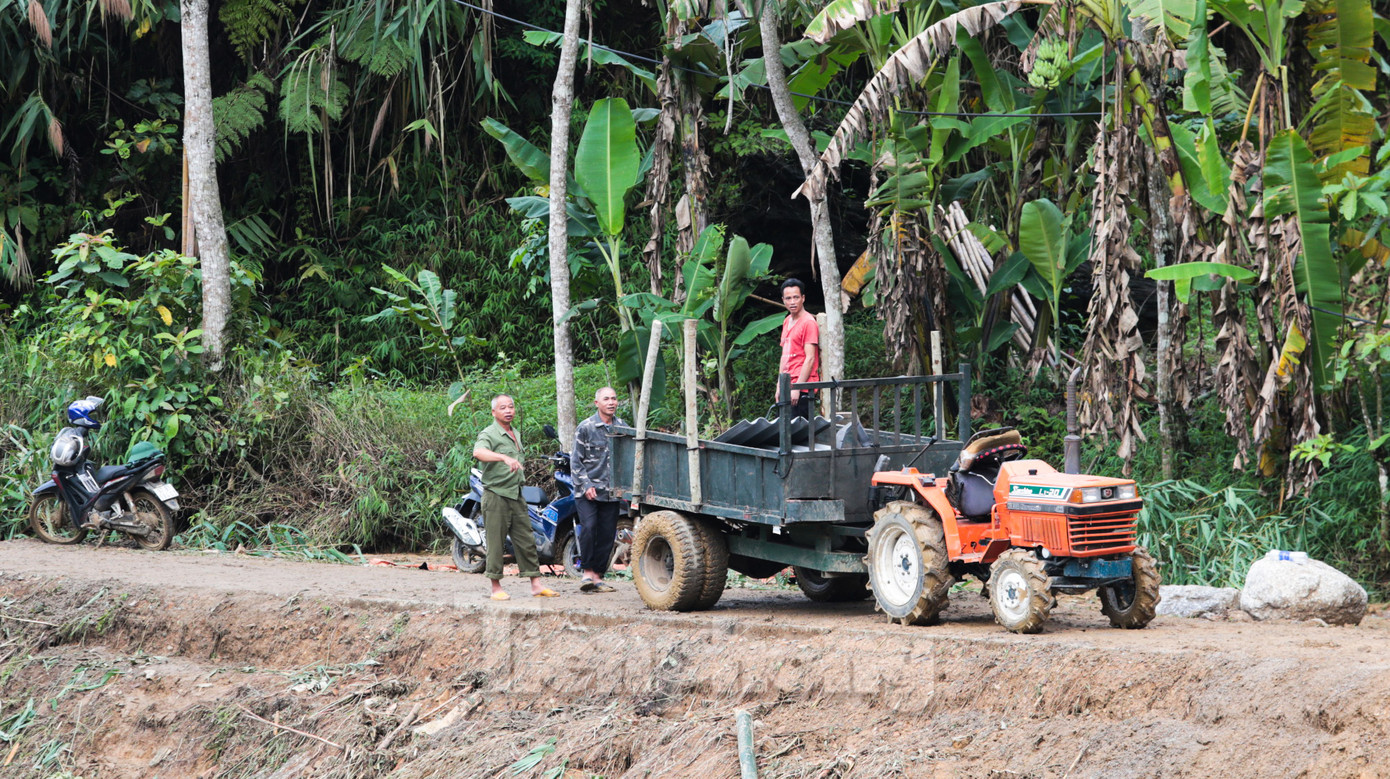 Trước mất mát của gia đình, chính quyền địa phương và các lực lượng chức năng có mặt hỏi thăm, động viên chia sẻ và chung tay cất lại một ngôi nhà mới cách vị trí bị lũ san phẳng khoảng 500 mét. Xe máy kéo chở theo các tấm lợp chỉ có thể dừng ở đầu đường bê tông.