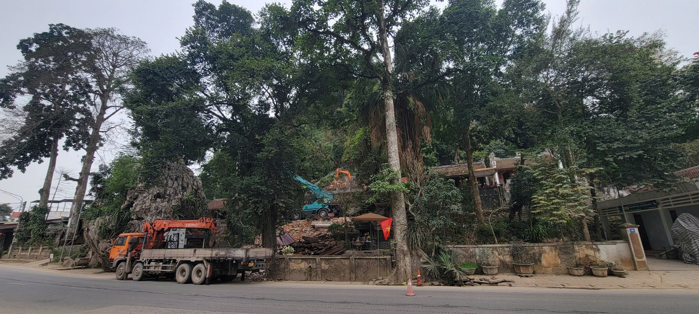 Khu di tích lịch sử - danh thắng đền Đuổm nằm sát quốc lộ 3 đoạn qua xã Động Đạt, huyện Phú Lương, tỉnh Thái Nguyên.