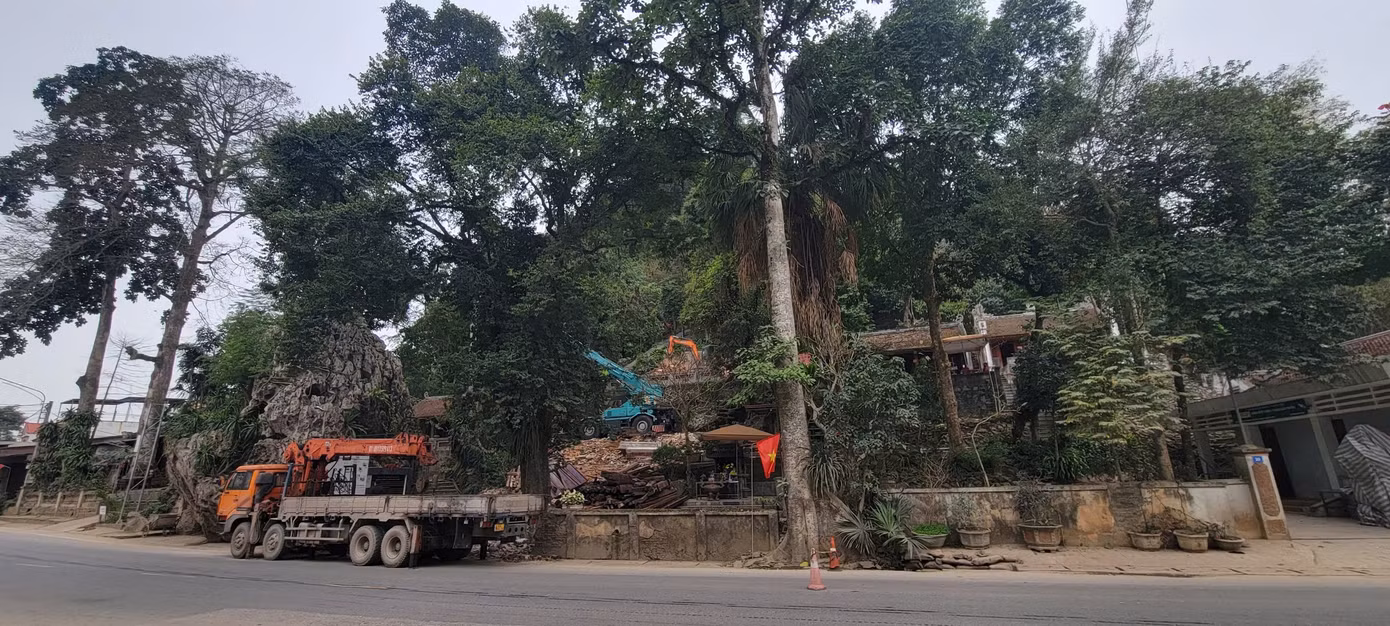 Khu di tích lịch sử - danh thắng đền Đuổm nằm sát quốc lộ 3 đoạn qua xã Động Đạt, huyện Phú Lương, tỉnh Thái Nguyên. Khu di tích lịch sử - danh thắng đền Đuổm nằm sát quốc lộ 3 đoạn qua xã Động Đạt, huyện Phú Lương, tỉnh Thái Nguyên.