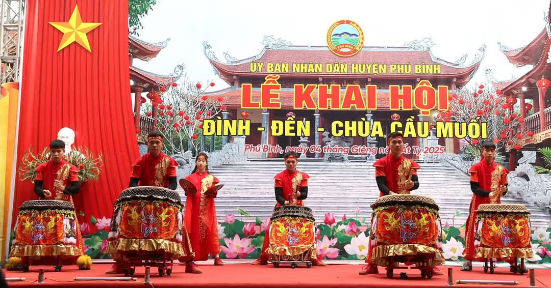 Tiết mục biểu diễn tại buổi khai hội.