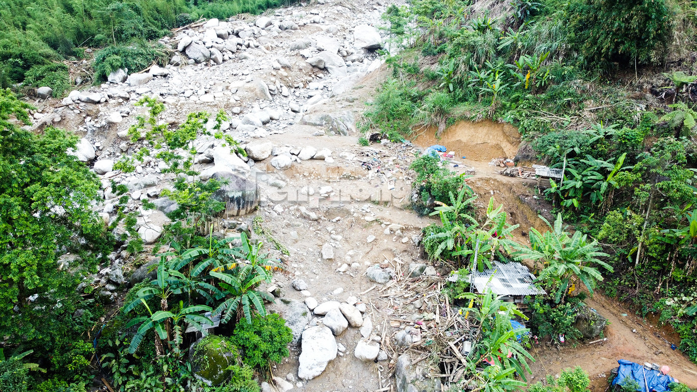 Sát con suối, một ngôi nhà hoàn toàn bị san phẳng cùng 2 người trong một gia đình bị thiệt mạng là ông Lý Học Vượng (SN 1978) và bà Triệu Thị Đặng (SN 1960, mẹ vợ của ông Lý Học Vượng).