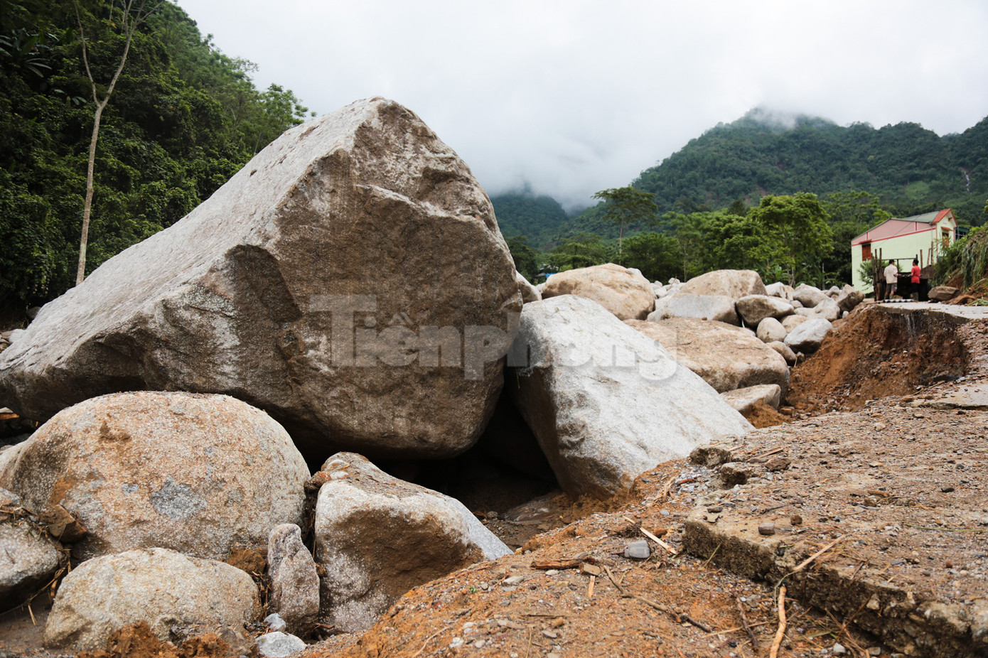 Người dân thôn Phiêng Khăm cho biết, họ sinh sống nhiều đời ở đây nhưng đây là lần đầu tiên một trận lũ kéo theo rất nhiều khối đá lớn đổ từ trên cao xuống, lấp luôn cả một đoạn suối. Những khối đá chồng lên nhau thậm chí còn cao hơn cả mặt đường (trước đây, lòng suối thấp hơn mặt đường cả chục mét).
