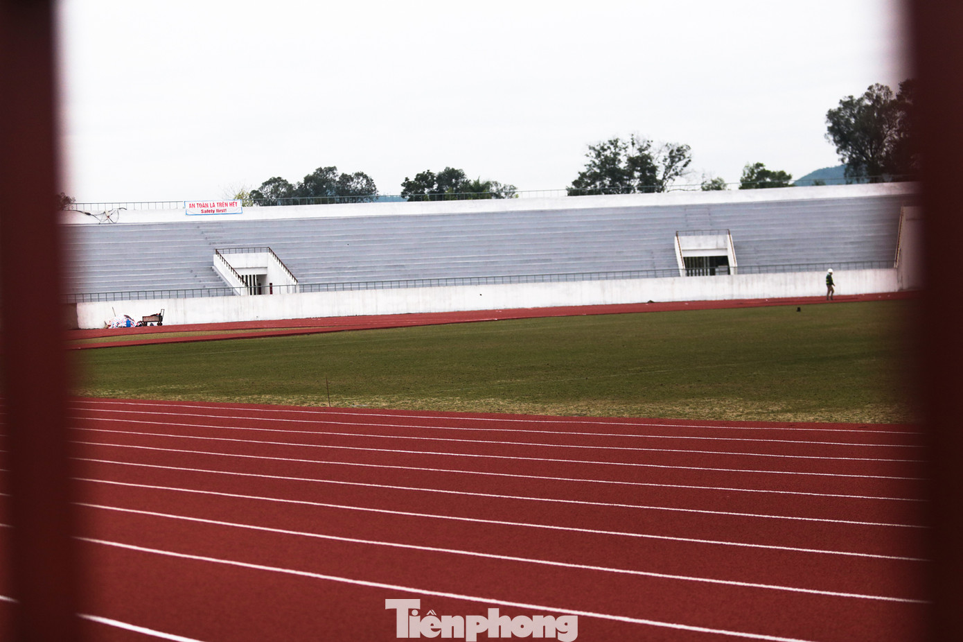 Phía dưới là một sân bóng đá tiêu chuẩn quốc tế, đường pitse bao quanh với 8 đường chạy vòng, 10 đường chạy thẳng.