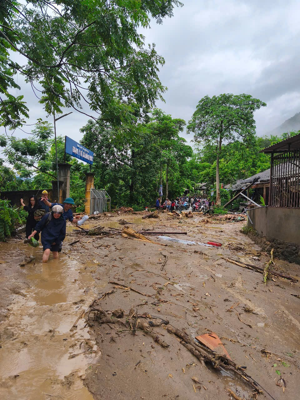 Đất đá tràn lấp con đường trước Trạm Y tế xã Đồng Phúc.