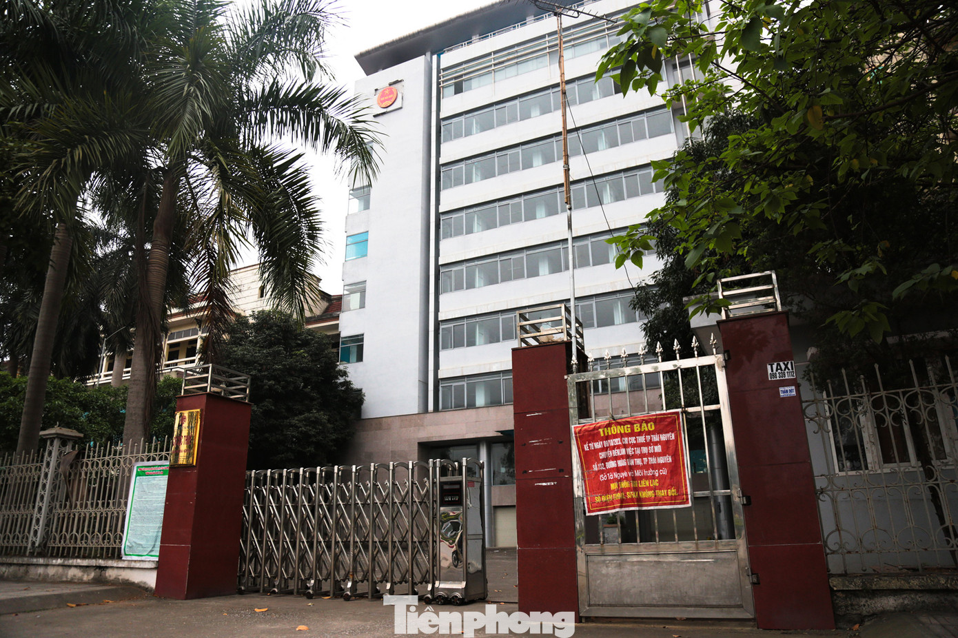 Trụ sở Chi cục thuế thành phố Thái Nguyên gồm đất và một nhà 6 tầng đã treo thông báo di dời sang địa điểm khác.