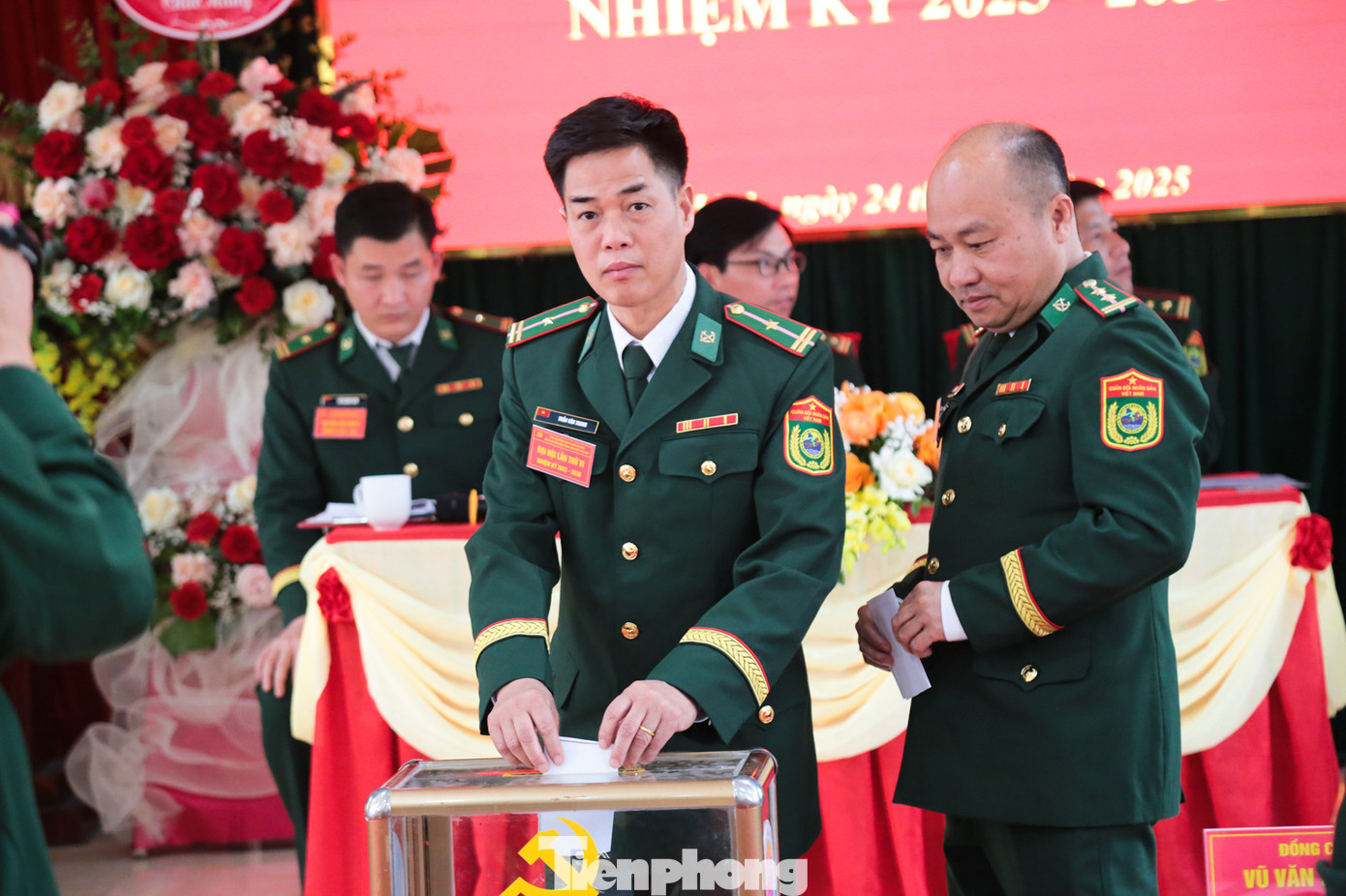 Các đảng viên tiến hành bầu Ban chấp hành khóa mới.