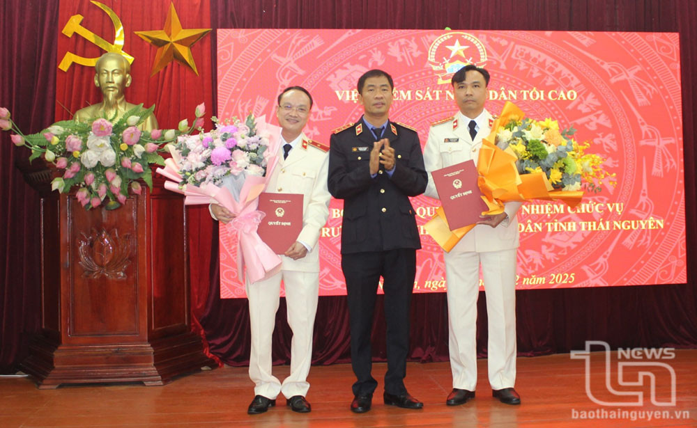 Lãnh đạo Viện Kiểm sát nhân dân tối cao trao quyết định bổ nhiệm cho 2 Phó Viện trưởng Viện Kiểm sát nhân dân tỉnh Thái Nguyên. Ảnh: Báo Thái Nguyên. Lãnh đạo Viện Kiểm sát nhân dân tối cao trao quyết định bổ nhiệm cho 2 Phó Viện trưởng Viện Kiểm sát nhân dân tỉnh Thái Nguyên. Ảnh: Báo Thái Nguyên.
