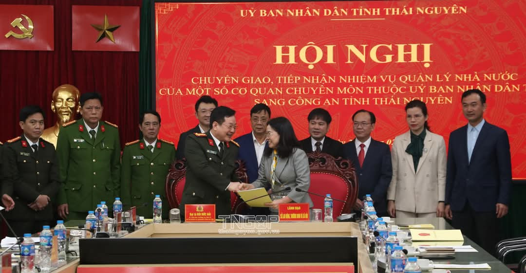 Tổ chức chuyển giao, tiếp nhận một số nhiệm vụ cho công an tỉnh Thái Nguyên. Ảnh: TNGOP.