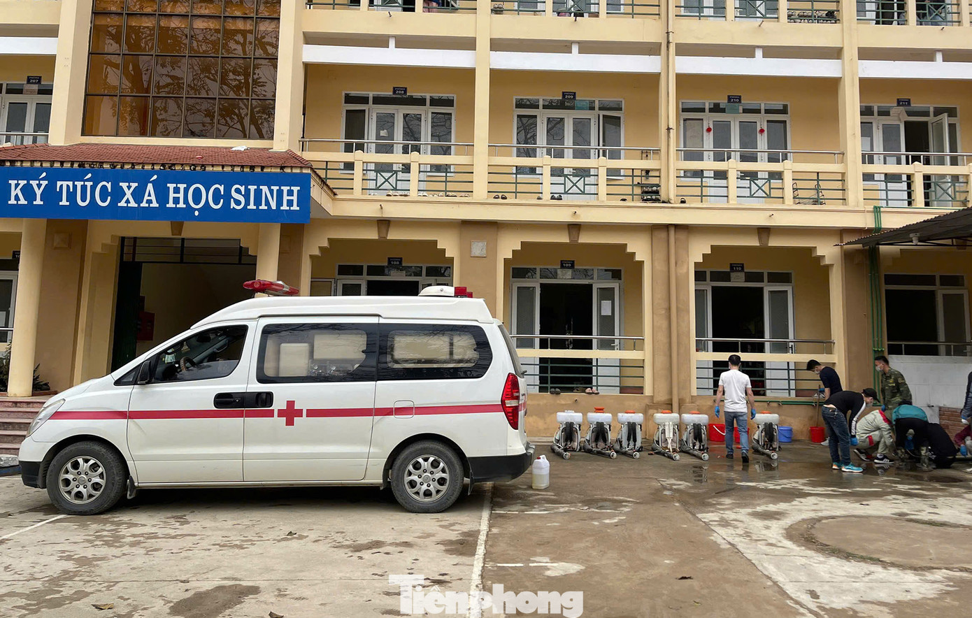 Lực lượng y tế tiến hành phun khử khuẩn tại ổ dịch.