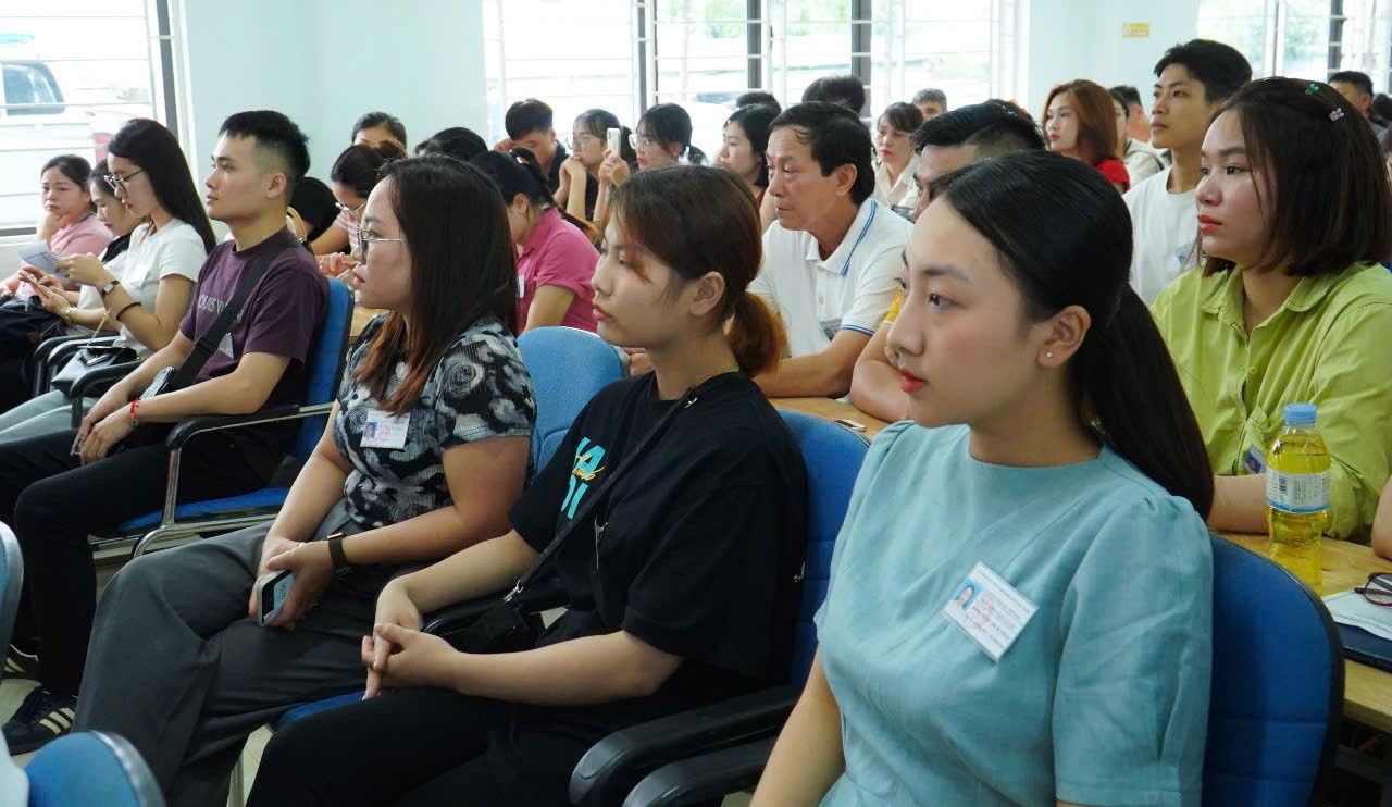 Từ 7 giờ sáng, các thí sinh đã tập trung tại Trung tâm Sát hạch lái xe loại 1 - Phân hiệu đào tạo Việt Bắc để tham dự kỳ thi. Từ 7 giờ sáng, các thí sinh đã tập trung tại Trung tâm Sát hạch lái xe loại 1 - Phân hiệu đào tạo Việt Bắc để tham dự kỳ thi.