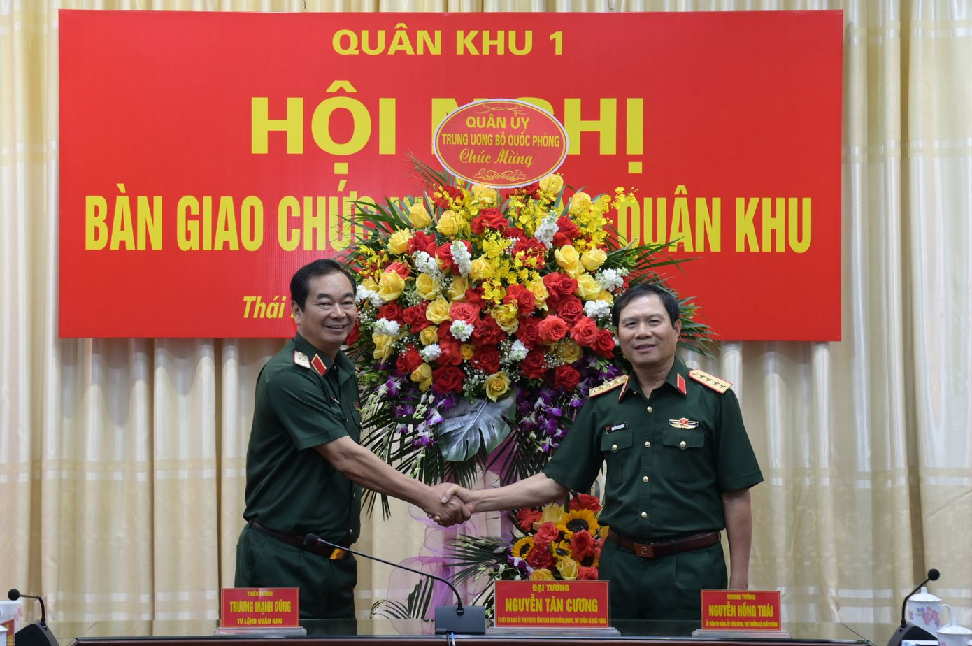 Đại tướng Nguyễn Tân Cương - Ủy viên Trung ương Đảng, Tổng Tham mưu trưởng QĐND Việt Nam, Thứ trưởng Bộ Quốc phòng tặng hoa chúc mừng Thiếu tướng Trương Mạnh Dũng.