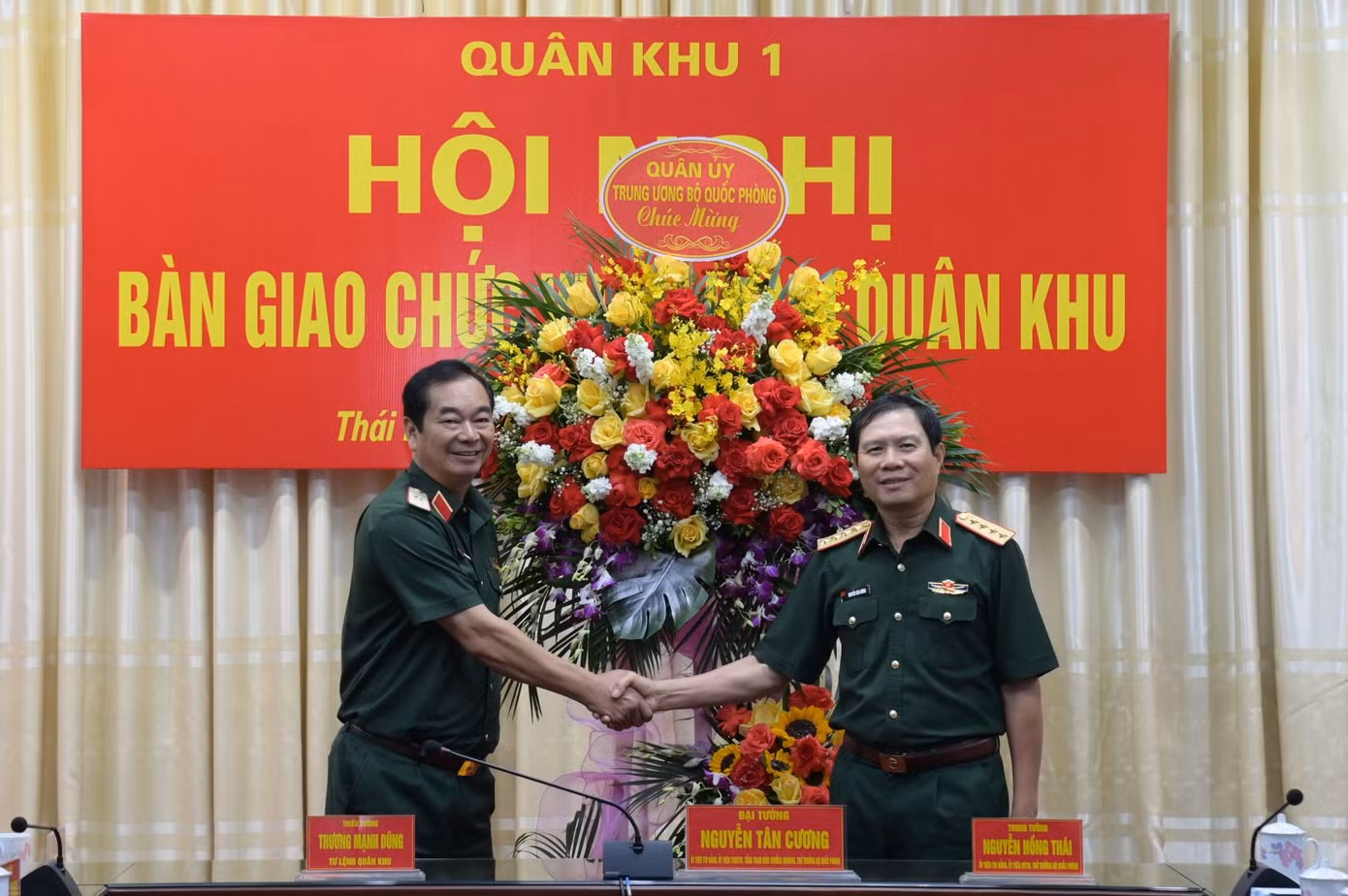 Đại tướng Nguyễn Tân Cương - Ủy viên Trung ương Đảng, Tổng Tham mưu trưởng QĐND Việt Nam, Thứ trưởng Bộ Quốc phòng tặng hoa chúc mừng Thiếu tướng Trương Mạnh Dũng.
