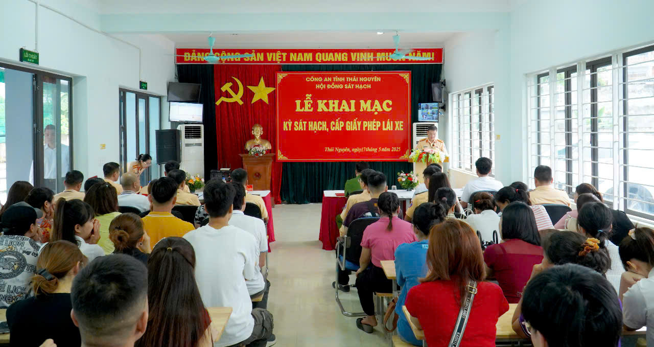 Kỳ sát hạch dành cho 258 học viên các hạng B, B1 và C, với 4 phần thi: lý thuyết, mô phỏng trên máy tính, thi trong sa hình và lái xe trên đường. Kỳ sát hạch dành cho 258 học viên các hạng B, B1 và C, với 4 phần thi: lý thuyết, mô phỏng trên máy tính, thi trong sa hình và lái xe trên đường.