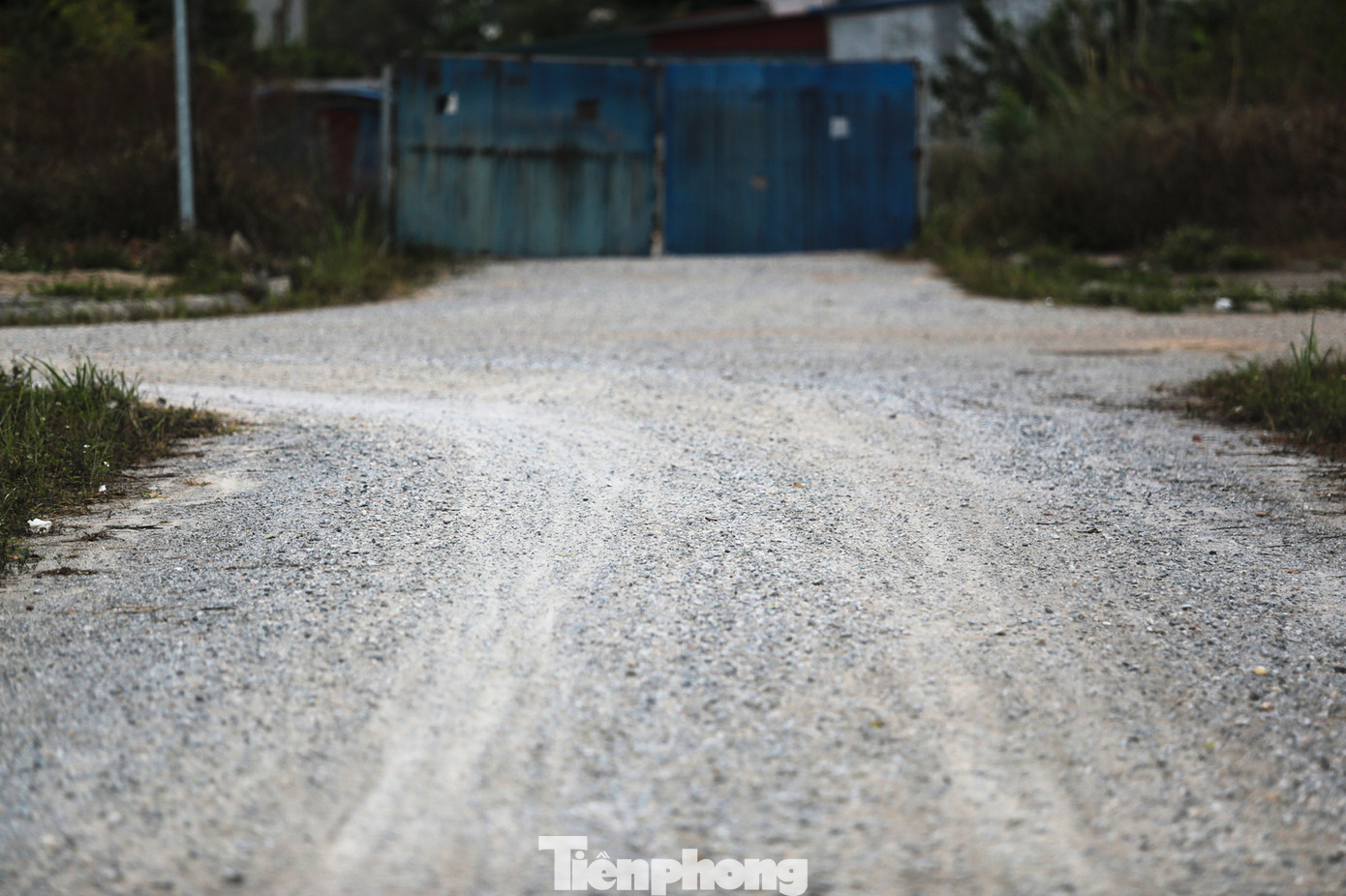Các con đường bên trong dự án chỉ có một đoạn ngắn được dải nhựa, còn lại chỉ có nền đường và lớp đá dăm.