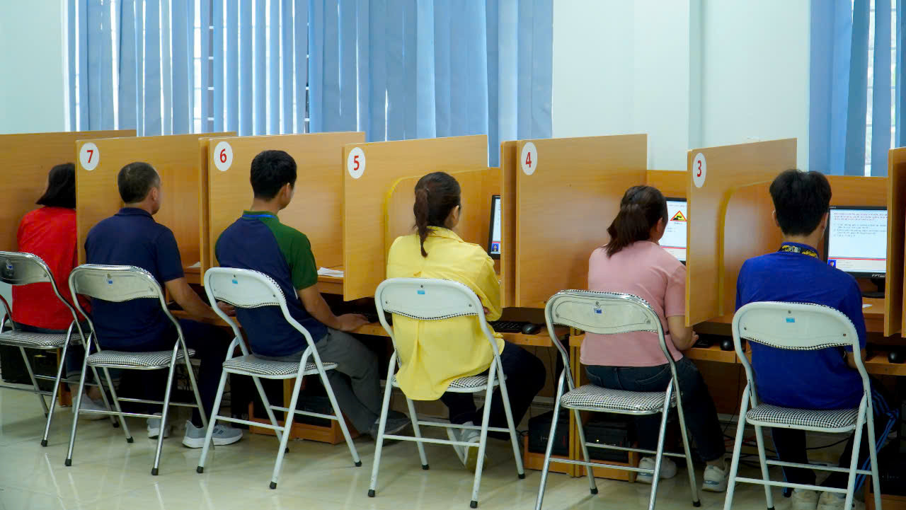 Phòng Cảnh sát giao thông bố trí 12 sát hạch viên và hệ thống giám sát, các máy thi lý thuyết và mô phỏng để phục vụ hoạt động sát hạch. Phòng Cảnh sát giao thông bố trí 12 sát hạch viên và hệ thống giám sát, các máy thi lý thuyết và mô phỏng để phục vụ hoạt động sát hạch.