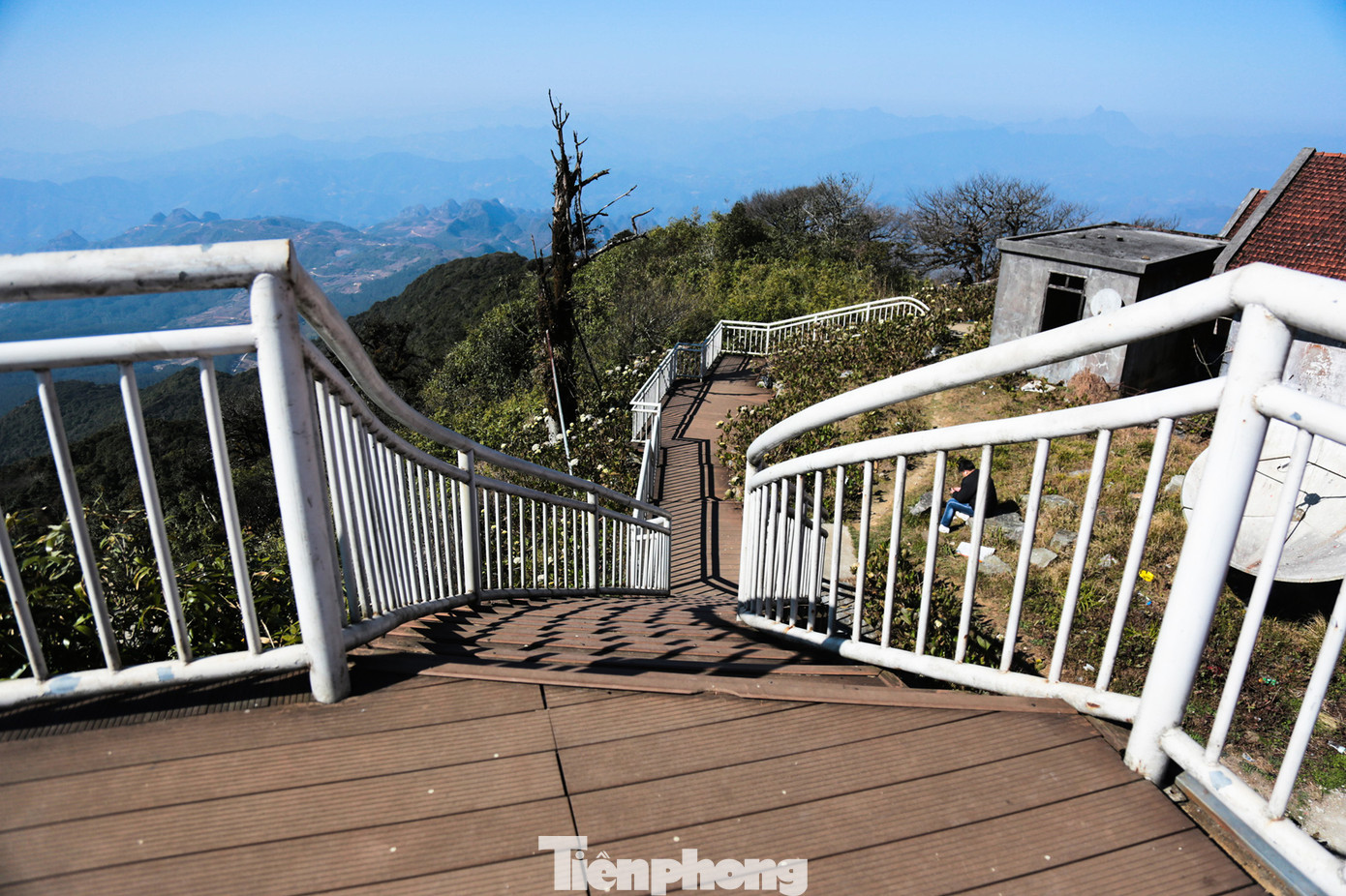 Mùa hè, thời tiết ở Phia Oắc mát mẻ, trời xanh, mây trắng, nắng vàng, có khi sương mờ giăng phủ tuyệt đẹp.