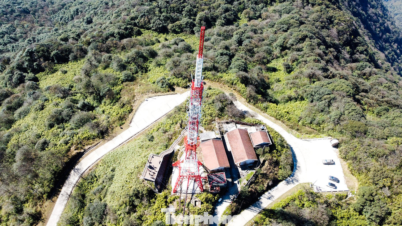 Trên đỉnh Phia Oắc hiện có trạm phát sóng VOV. Tại đây, khách du lịch có thể lên bậc tiểu cảnh ngắm nhìn những dãy núi non trùng điệp phía xa. Du khách còn có thể săn mây, hoàng hôn hay đường chân trời.