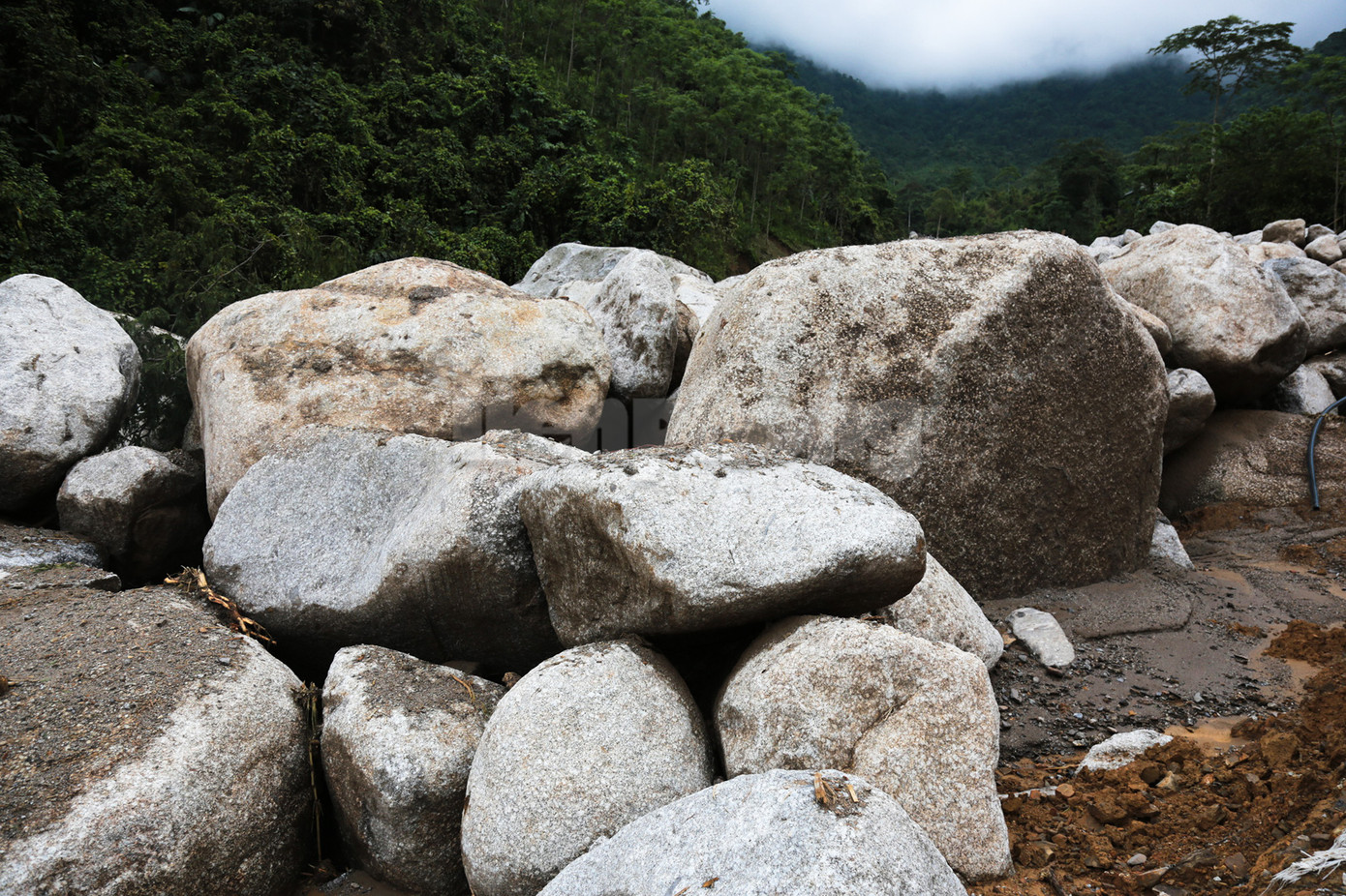 Cũng theo người dân, những khối đá lớn, nhỏ này tràn về theo đường đi của dòng suối và bị ách lại tại một đoạn suối cách đầu nguồn hơn 1 km.