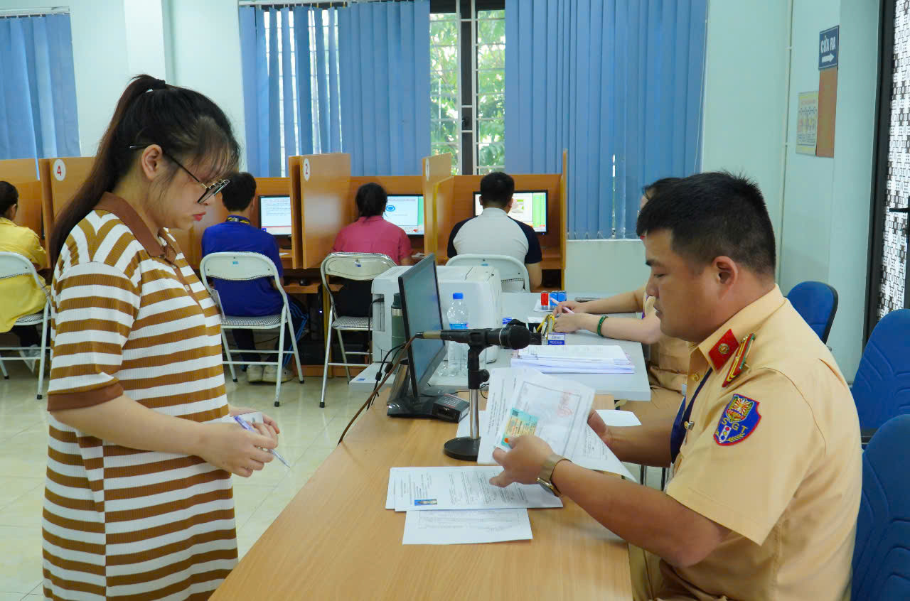 Trong buổi sát hạch lần này, quy trình thi được giữ nguyên như trước. Thí sinh sau khi kiểm tra thủ tục, nhận diện sẽ thi lý thuyết và mô phỏng trên máy tính, sau đó ra sân chạy sa hình và lái xe trên đường. Trong buổi sát hạch lần này, quy trình thi được giữ nguyên như trước. Thí sinh sau khi kiểm tra thủ tục, nhận diện sẽ thi lý thuyết và mô phỏng trên máy tính, sau đó ra sân chạy sa hình và lái xe trên đường.