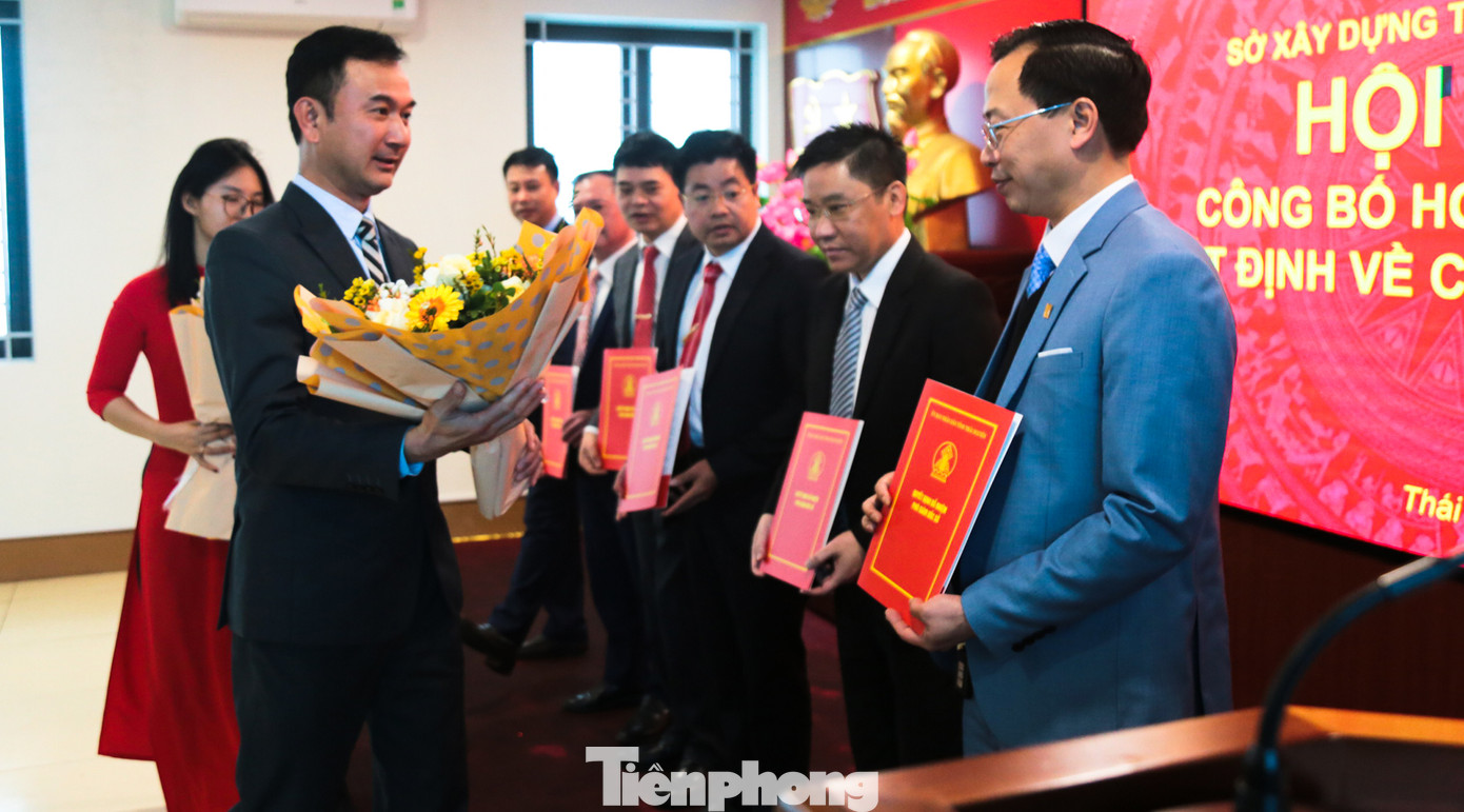 Ông Phạm Quang Anh - Giám đốc Sở Xây dựng trao hoa và quyết định cho 6 phó giám đốc. Ảnh: Hân Nguyễn. Ông Phạm Quang Anh - Giám đốc Sở Xây dựng trao hoa và quyết định cho 6 phó giám đốc. Ảnh: Hân Nguyễn.