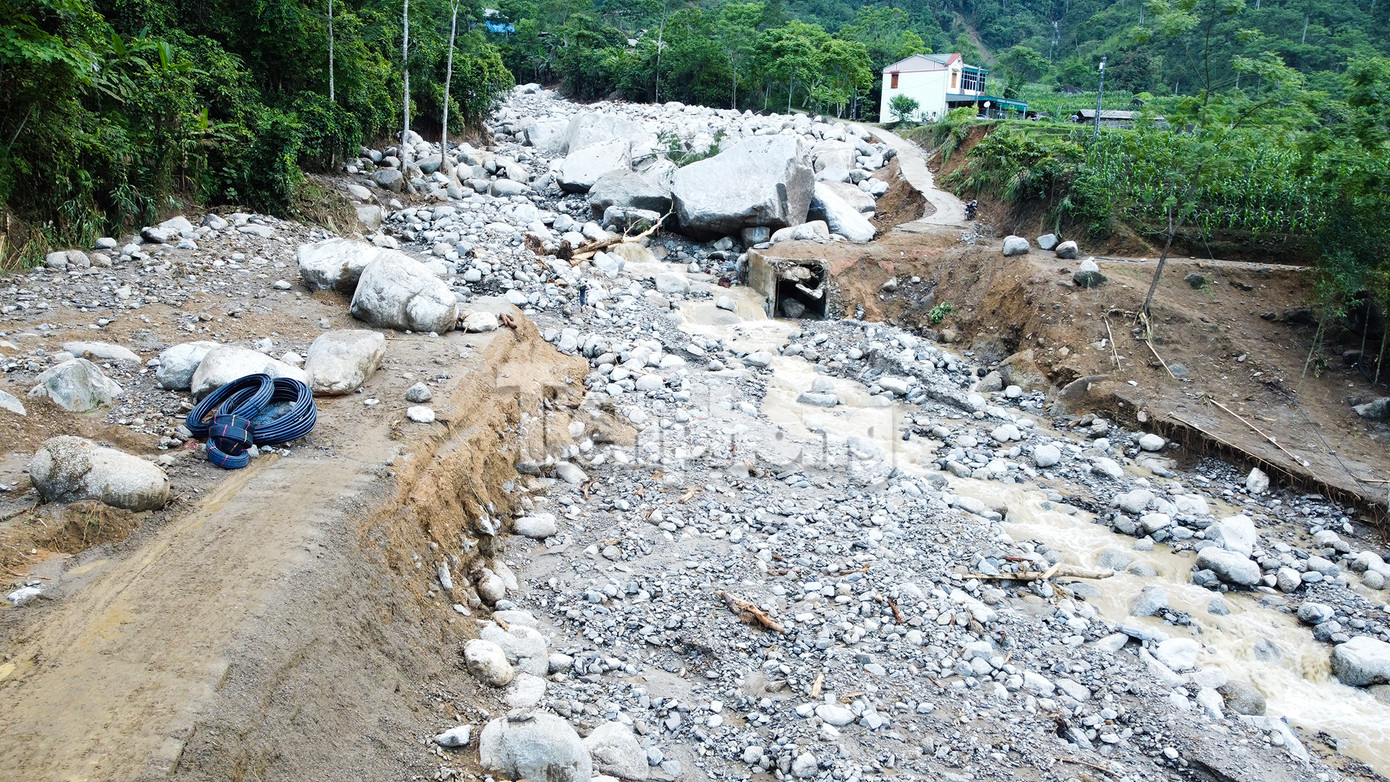 Ngày 19/5, một ngày sau trận lũ quét xảy ra tại thôn Phiêng Khăm, xã Yến Dương (huyện Ba Bể, tỉnh Bắc Kạn), con đường bê tông dẫn vào thôn cùng cây cầu bắc qua suối bị phá hủy vẫn còn ngổn ngang đất đá.
