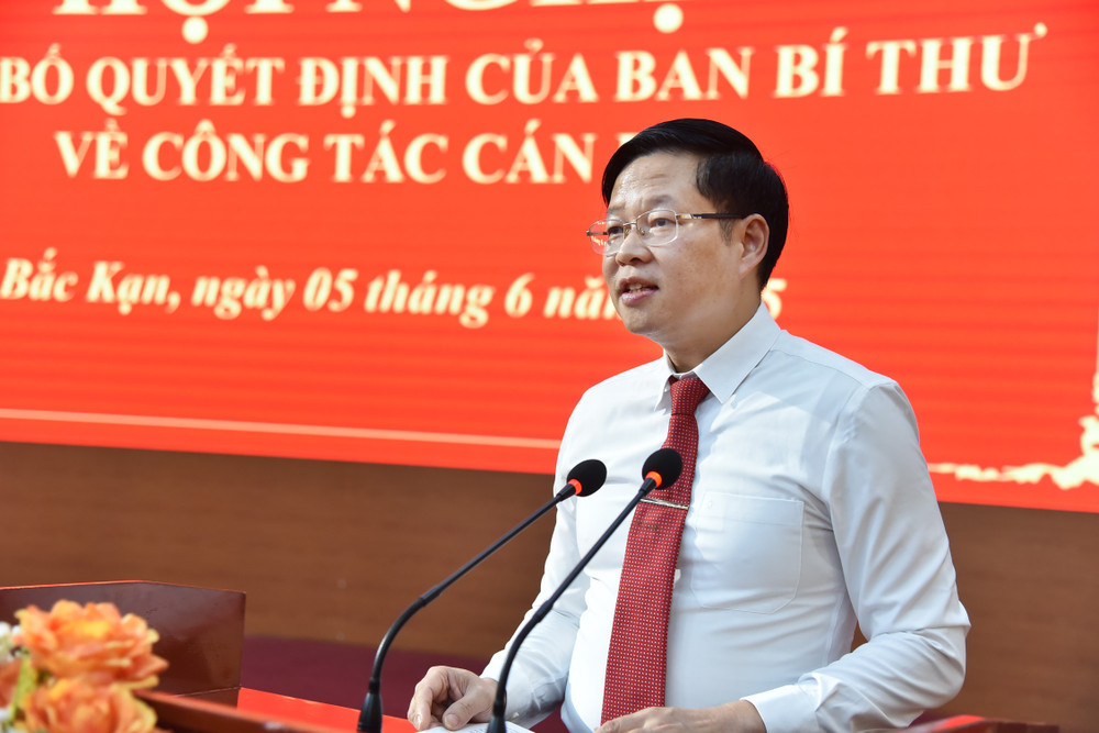 Tân Phó Bí thư Tỉnh ủy Bắc Kạn Đinh Quang Tuyên phát biểu nhận nhiệm vụ. Ảnh: Báo Bắc Kạn. Tân Phó Bí thư Tỉnh ủy Bắc Kạn Đinh Quang Tuyên phát biểu nhận nhiệm vụ. Ảnh: Báo Bắc Kạn.