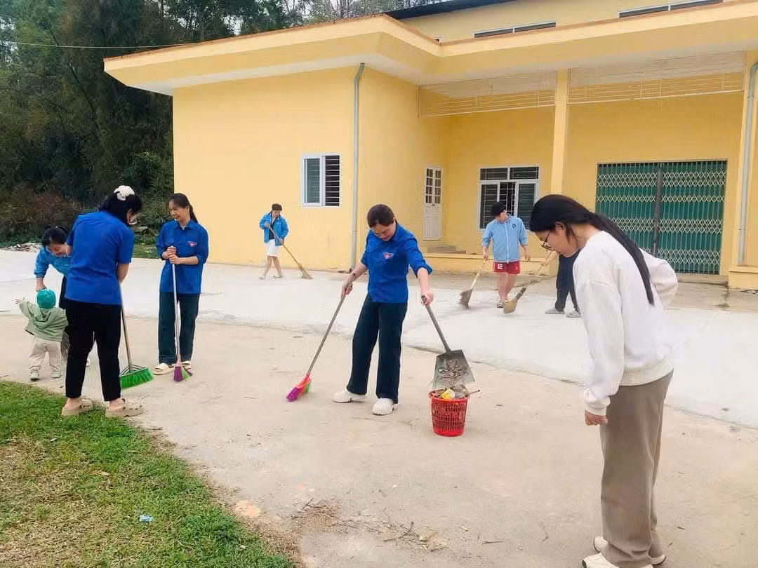 Đoàn viên thanh niên tham gia vệ sinh các tuyến đường.