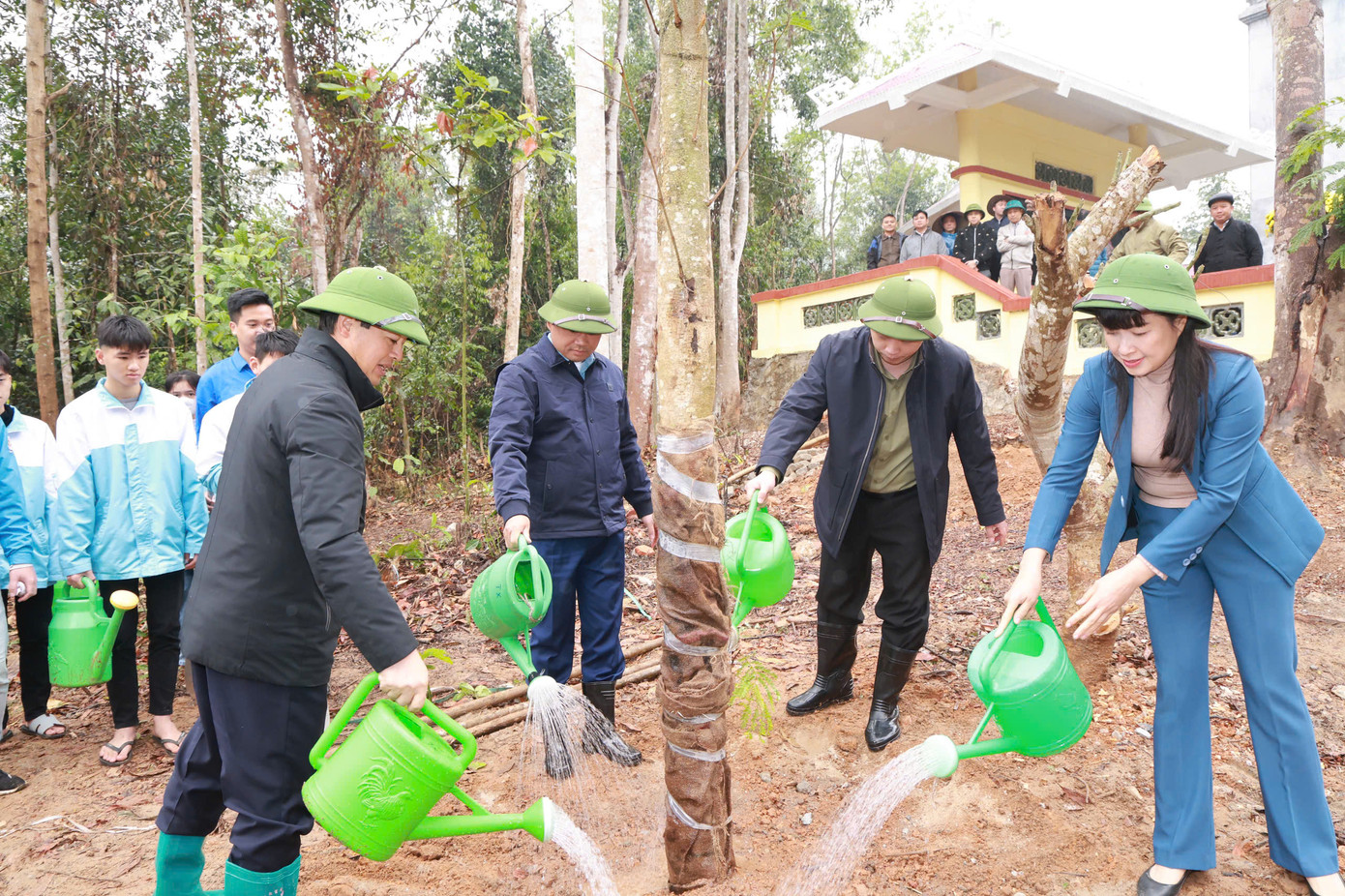 Lãnh đạo tỉnh và huyện Võ Nhai tham gia trồng cây. Lãnh đạo tỉnh và huyện Võ Nhai tham gia trồng cây.