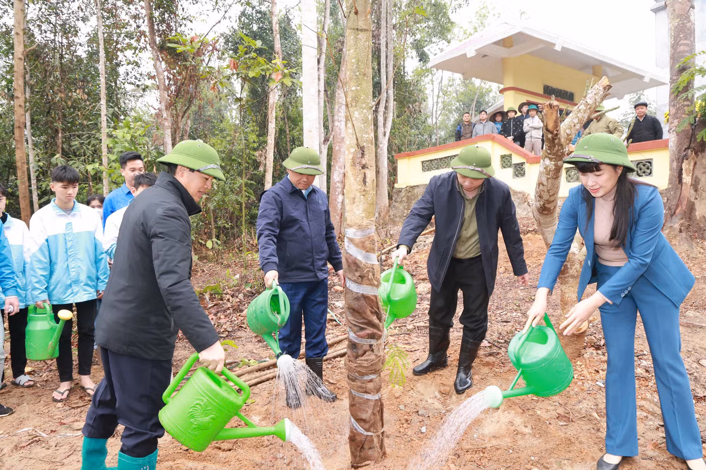 Lãnh đạo tỉnh và huyện Võ Nhai tham gia trồng cây. Lãnh đạo tỉnh và huyện Võ Nhai tham gia trồng cây.