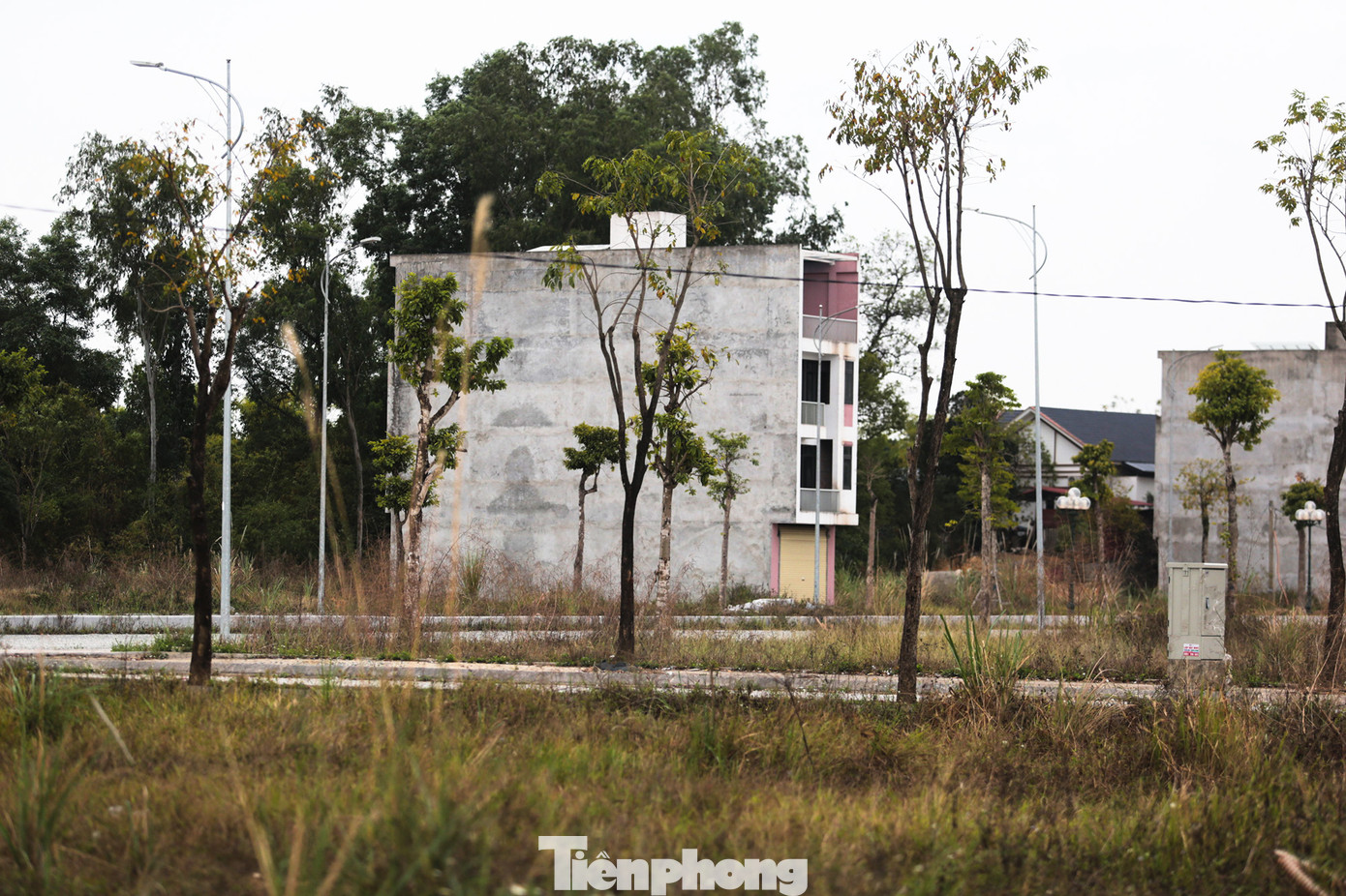 Trong một văn bản trả lời người dân, UBND thành phố Thái Nguyên về việc dự án chưa có dấu hiện tiếp tục triển khai, các hạ tầng kỹ thuật, cây dại mọc nhiều tiềm ẩn rủi ro, gây mất mỹ quan, Công ty cổ phần Kosy cho biết bên cạnh các kết quả đạt được, dự án vẫn còn một số vướng mắc về công tác bồi thường hỗ trợ giải phóng mặt bằng, tái định cư dẫn đến việc tổ chức hoạt động đầu tư, thi công hạ tầng kỹ thuật không liền mạch, đứt đoạn... ảnh hưởng lớn đến tiến độ đầu tư và việc kết nối đồng bộ hạ tầng kỹ thuật phần dự án đã được thi công xong với hạ tầng kinh tế - xã hội chung trên địa bàn.