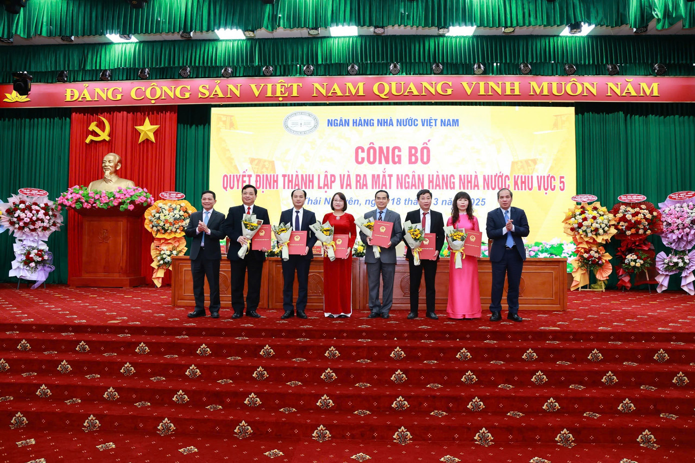 Đại diện Ngân hàng Nhà nước trao các quyết định nhân sự lãnh đạo NHNN khu vực 5. Đại diện Ngân hàng Nhà nước trao các quyết định nhân sự lãnh đạo NHNN khu vực 5.