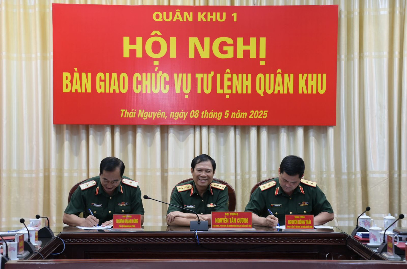 Trung tướng Nguyễn Hồng Thái và Thiếu tướng Trương Mạnh Dũng ký kết bàn giao, nhận bàn giao dưới sự chứng kiến của lãnh đạo Bộ Quốc phòng.