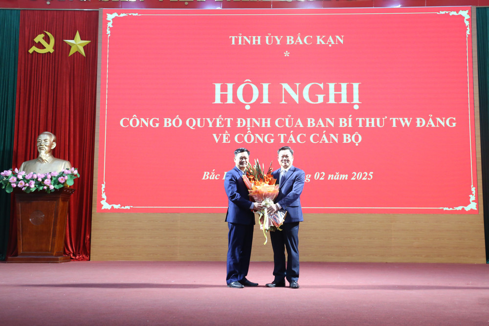 Lãnh đạo tỉnh tặng hoa và trao quyết định cho ông Nông Văn Nguyên, tân Ủy viên Ban Chấp hành Đảng bộ tỉnh Bắc Kạn. Lãnh đạo tỉnh tặng hoa và trao quyết định cho ông Nông Văn Nguyên, tân Ủy viên Ban Chấp hành Đảng bộ tỉnh Bắc Kạn.