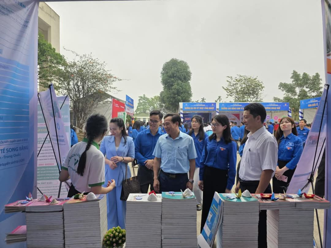 Gần 5.000 đoàn viên thanh niên, học sinh, sinh viên tham dự ngày hội việc làm ở Thái Nguyên. Gần 5.000 đoàn viên thanh niên, học sinh, sinh viên tham dự ngày hội việc làm ở Thái Nguyên.