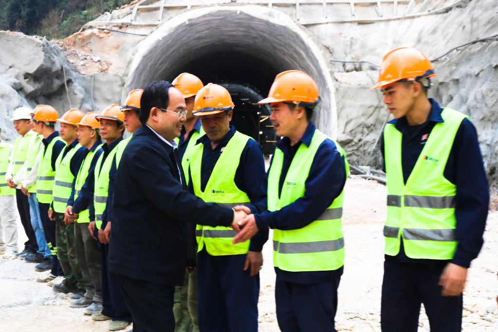 Bí thư Tỉnh ủy Cao Bằng Quản Minh Cường động viên các công nhân thi công cao tốc Đồng Đăng - Trà Lĩnh đoạn qua tỉnh Cao Bằng.