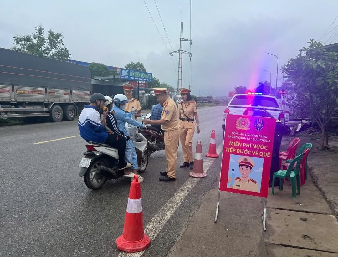 Tiếp sức cho người dân trên đường về nghỉ lễ. Tiếp sức cho người dân trên đường về nghỉ lễ.